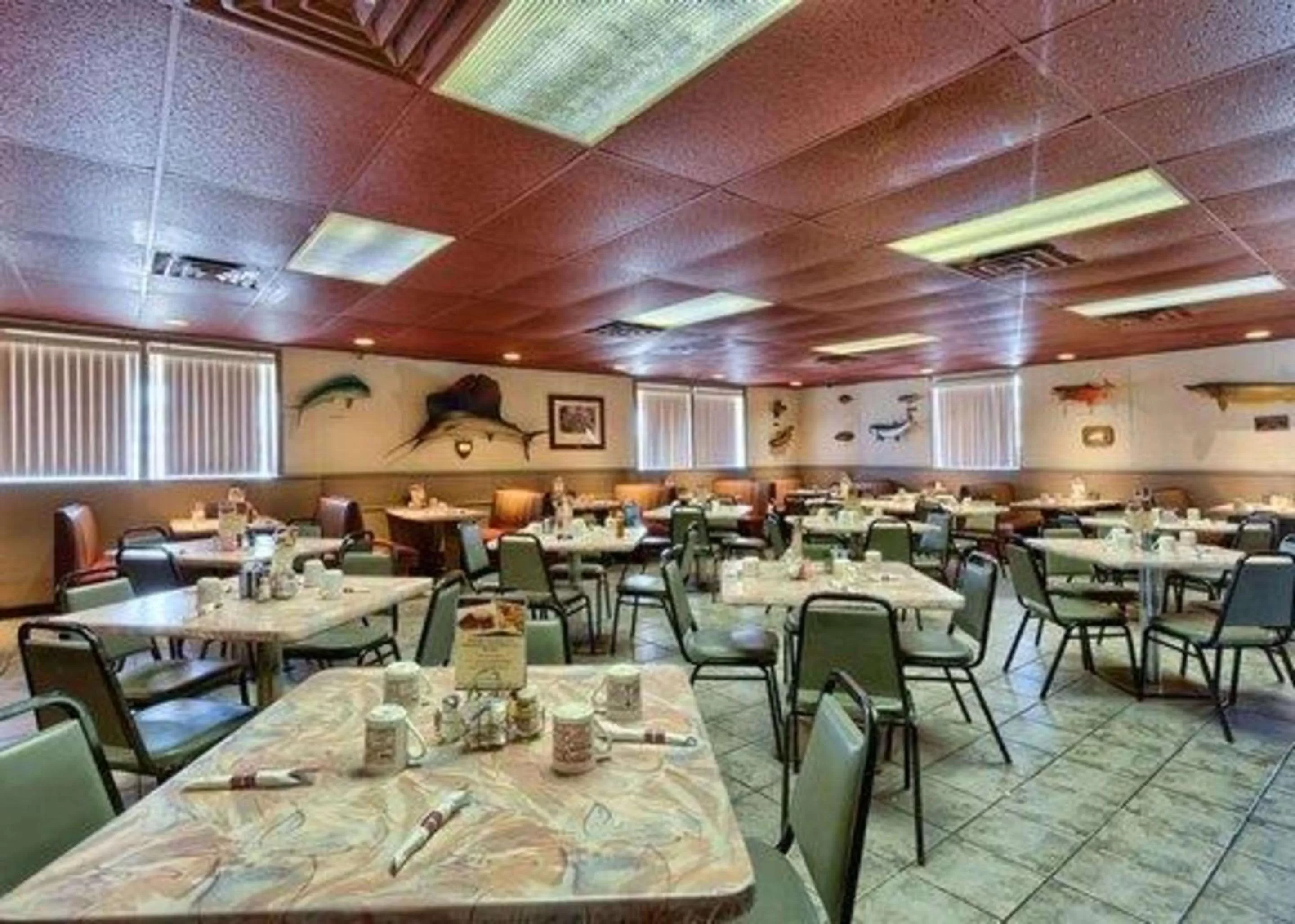 Restaurant/places to eat in Rodeway Inn Muskegon Airport
