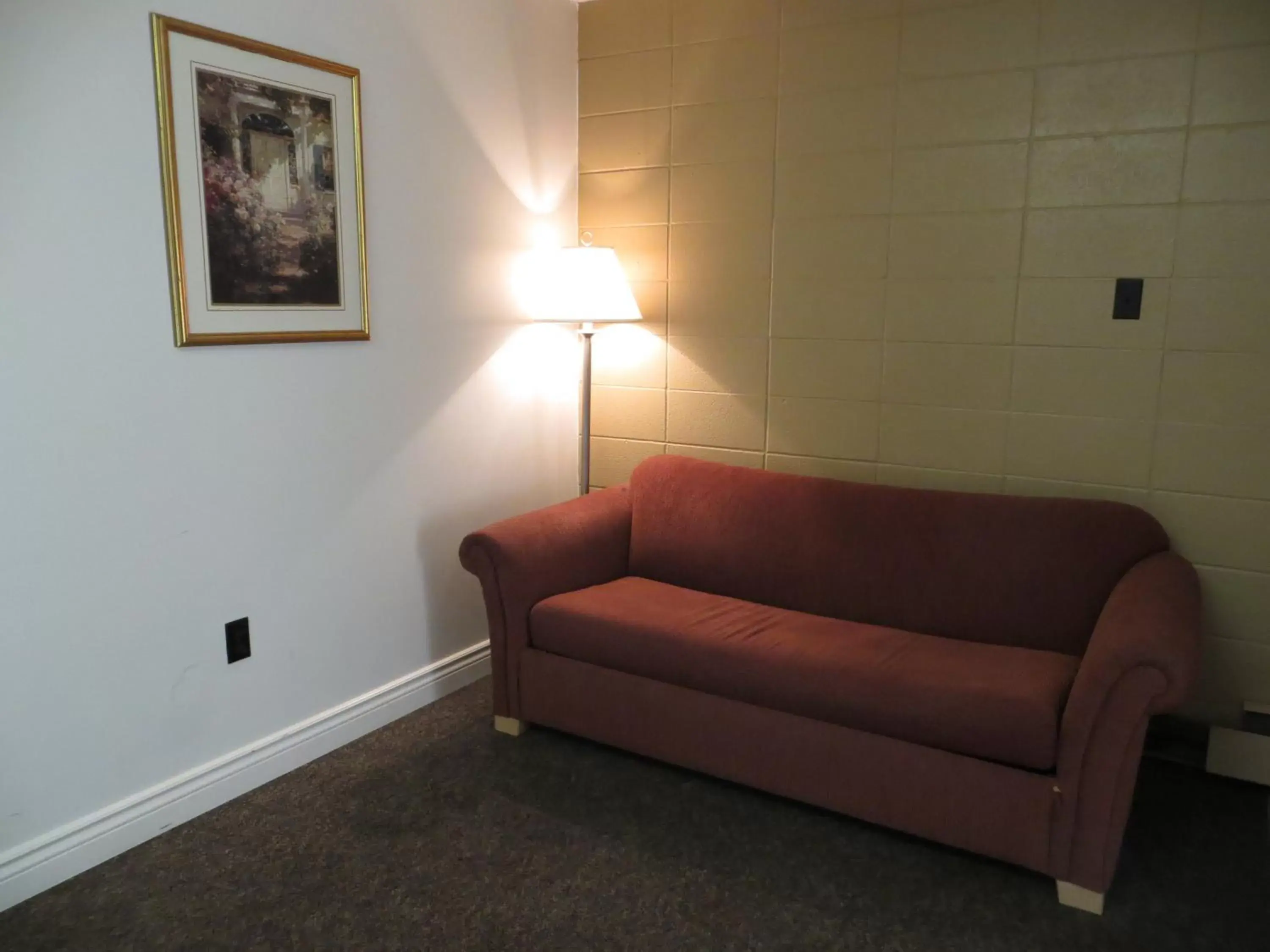 Living room, Seating Area in Eastglen Inn