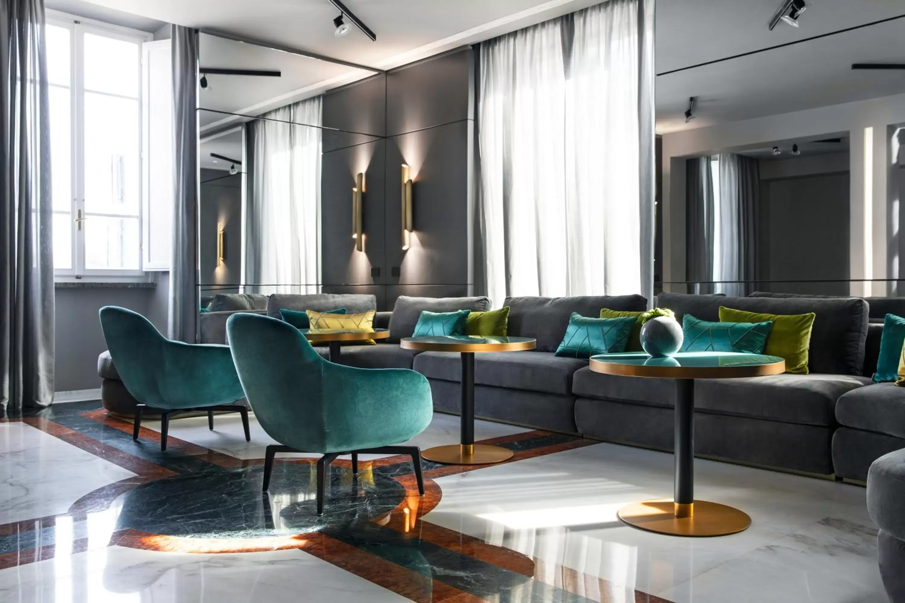 Communal lounge/ TV room in Hotel Plaza e de Russie - Relais & Châteaux
