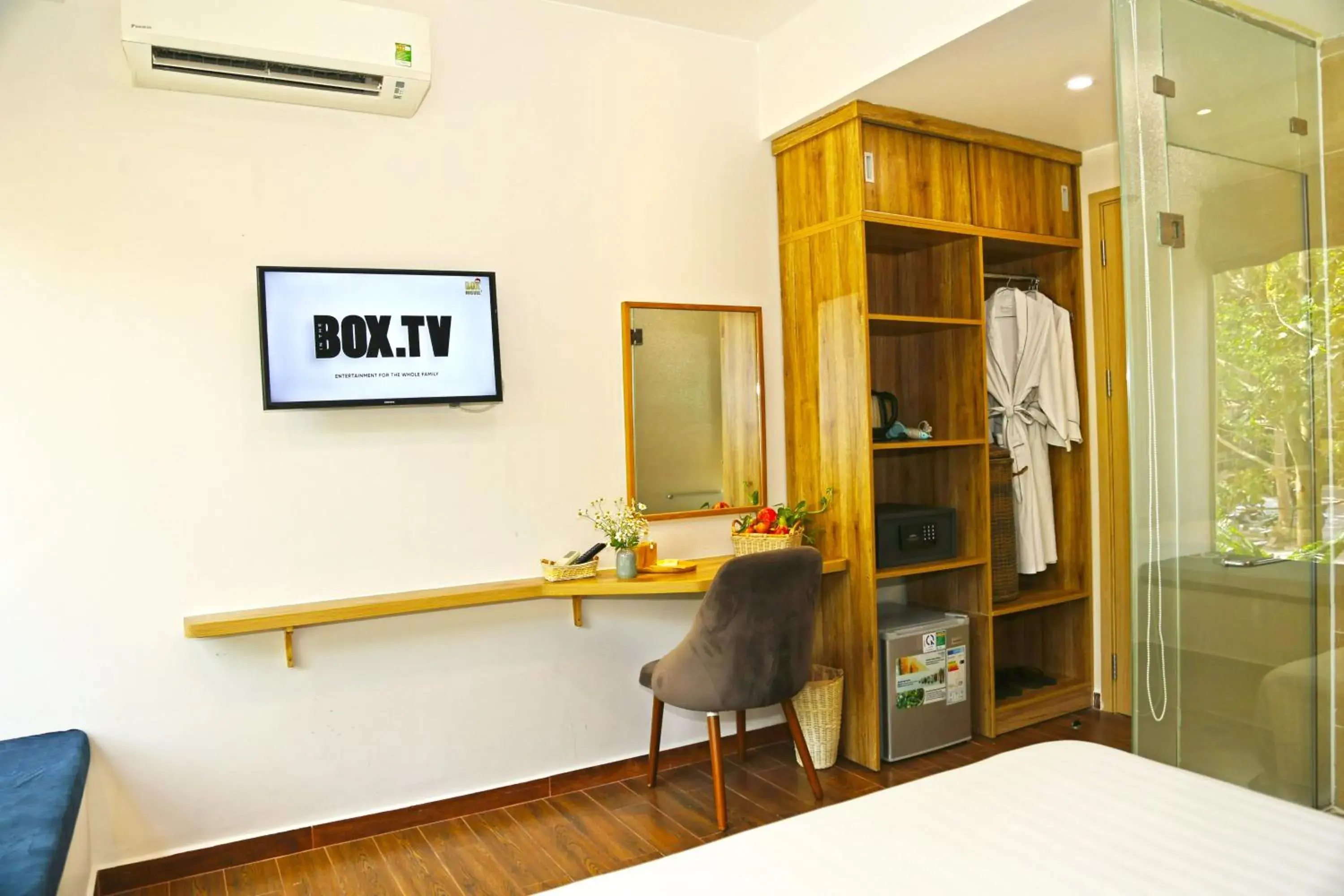 Bedroom, TV/Entertainment Center in Tom Hill Boutique Resort & Spa