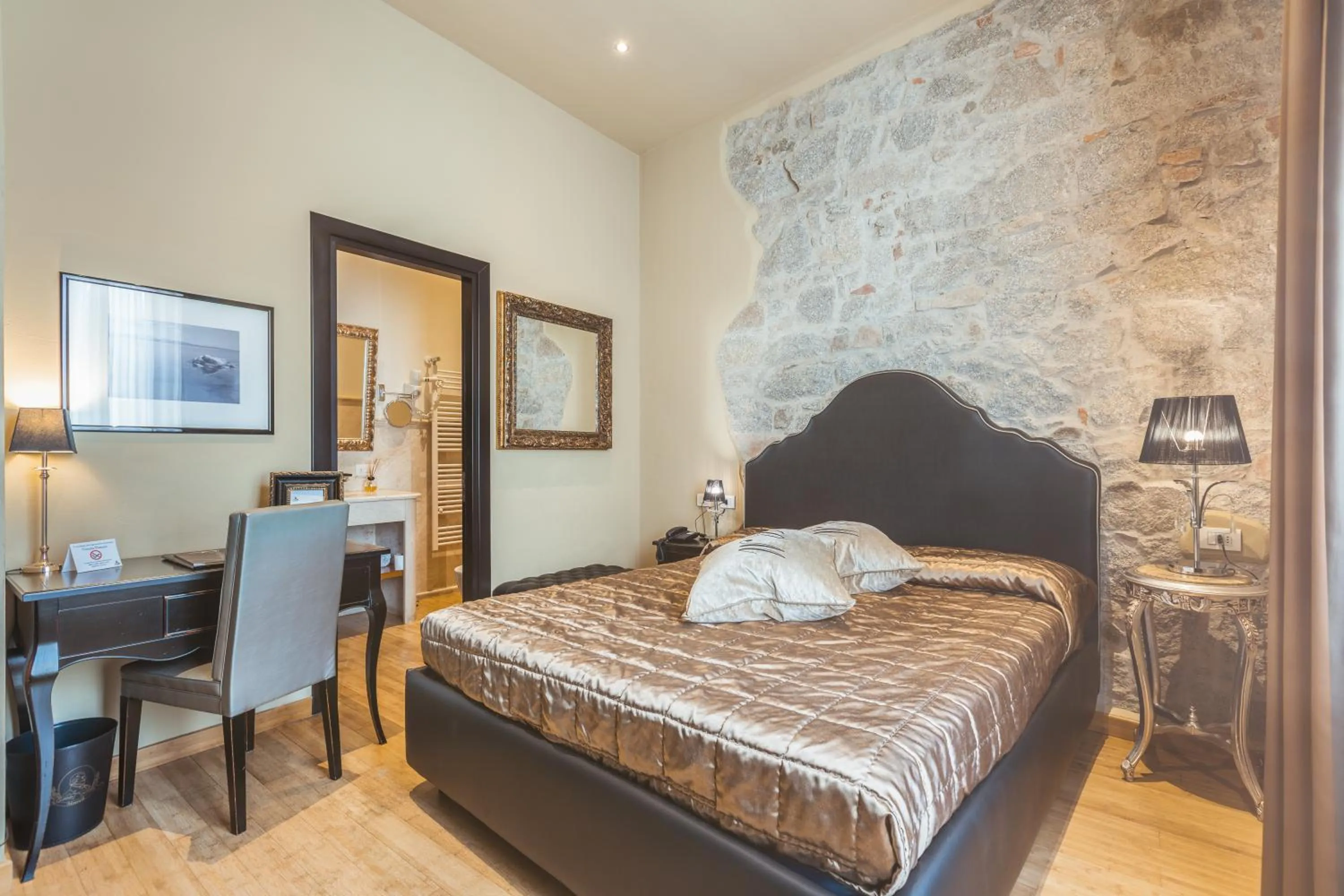 Bathroom, Bed in La Locanda Del Conte Mameli