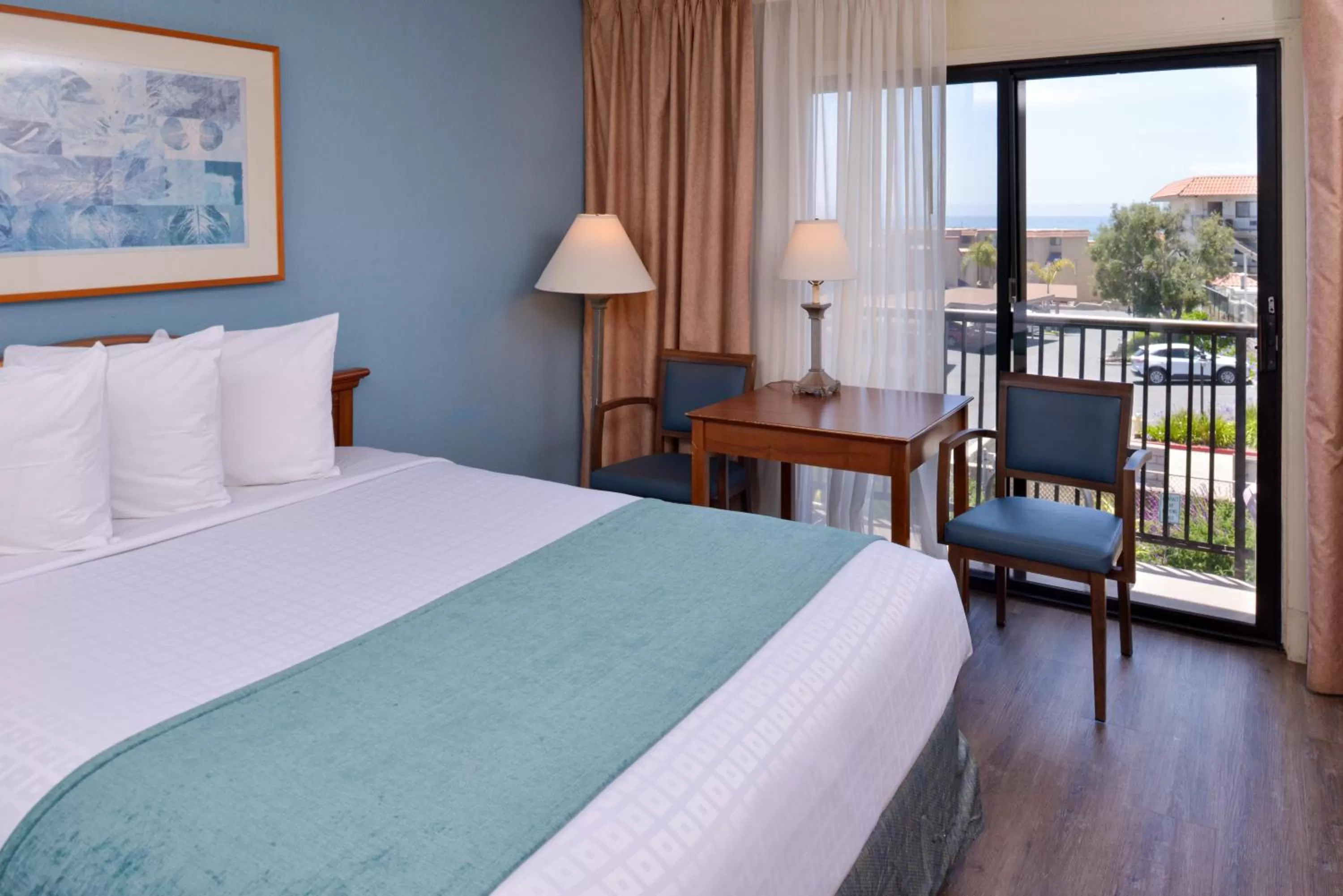 Bed in Edgewater Inn and Suites