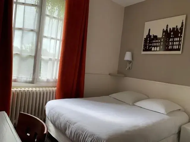 Bed in Hotel Anne De Bretagne