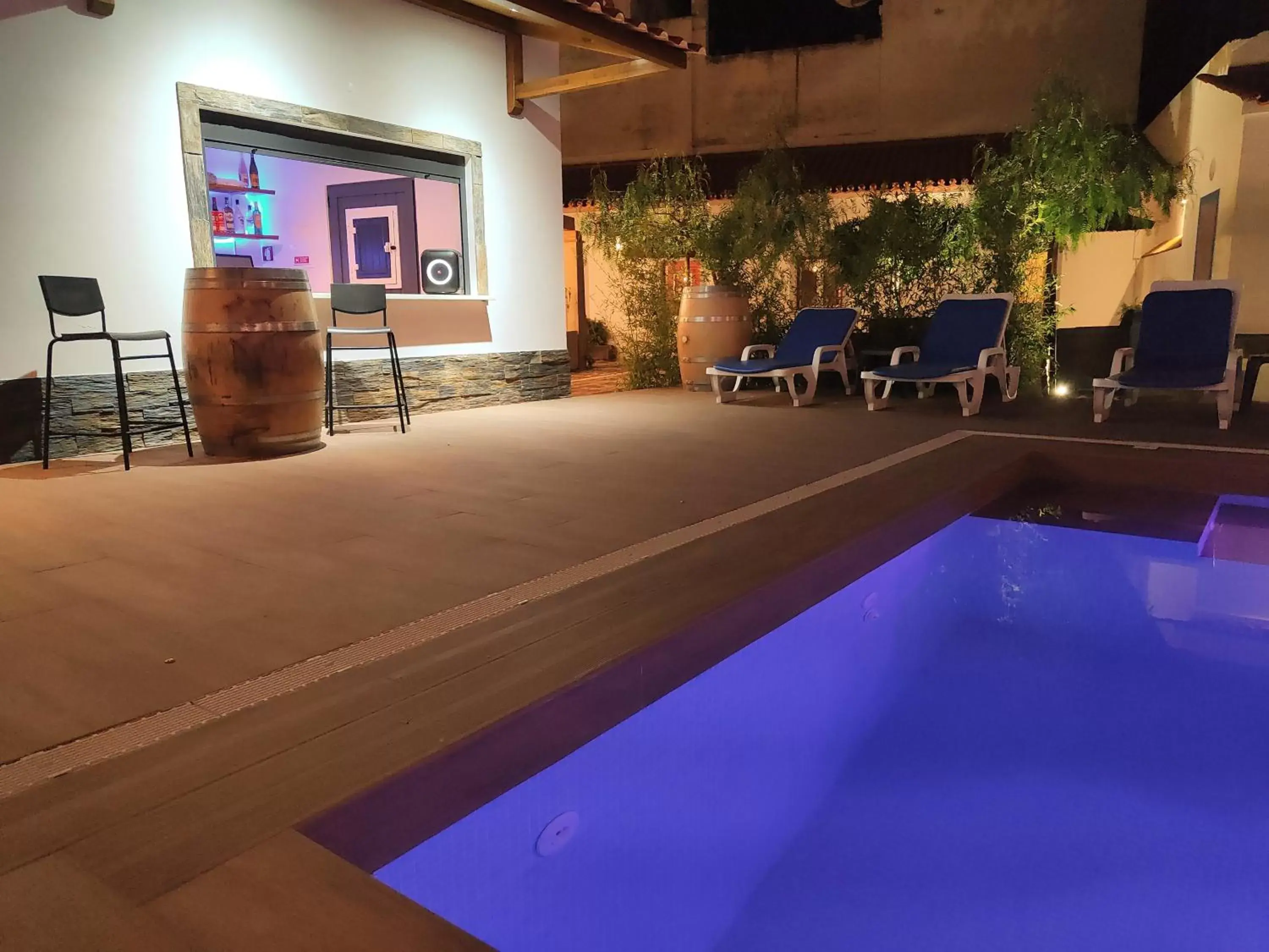 Lounge or bar, Swimming Pool in Luxury Palm Suites