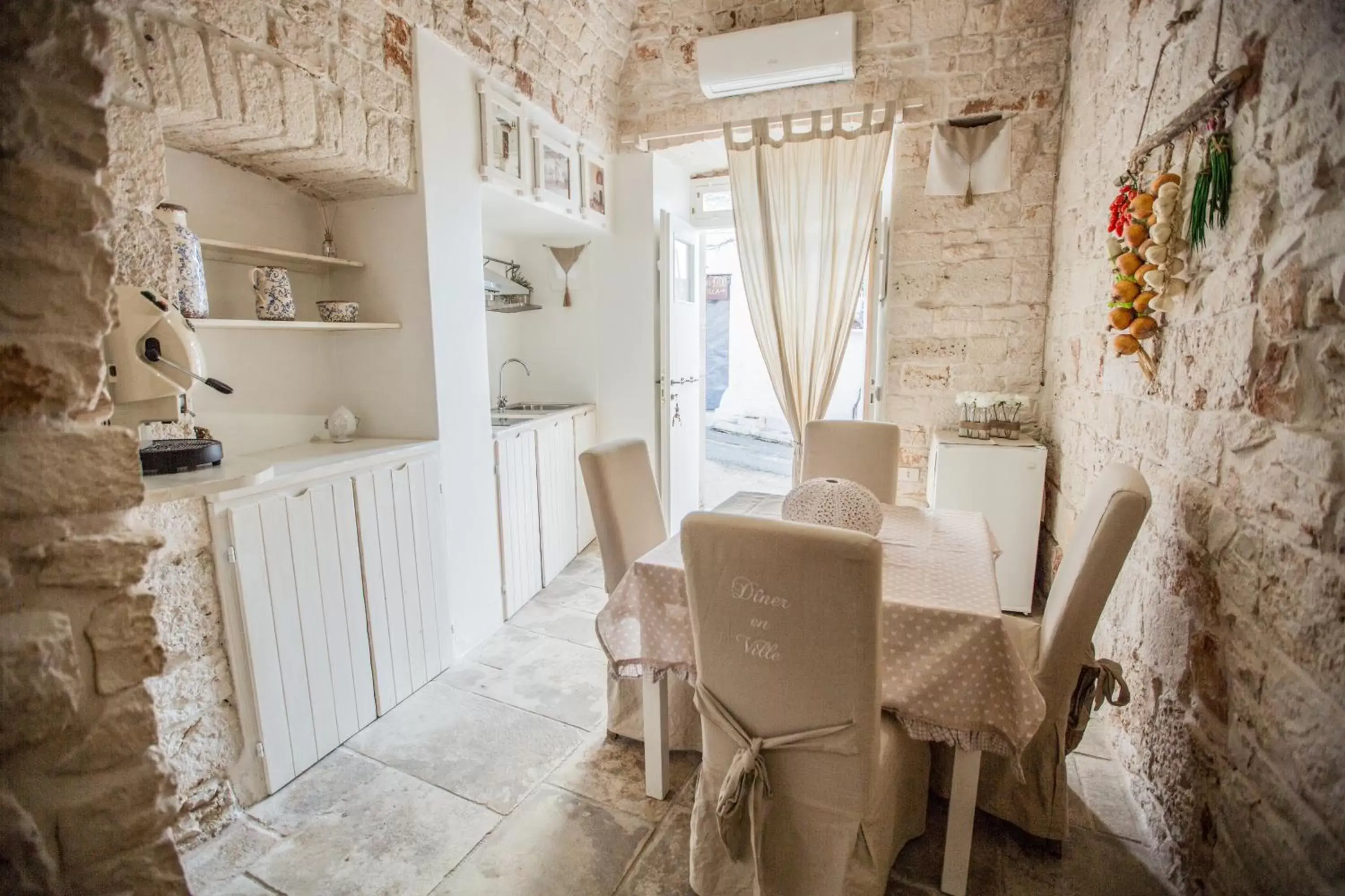 Dining Area in Trulli Antichi Mestieri - Widespread Trulli in the historic center