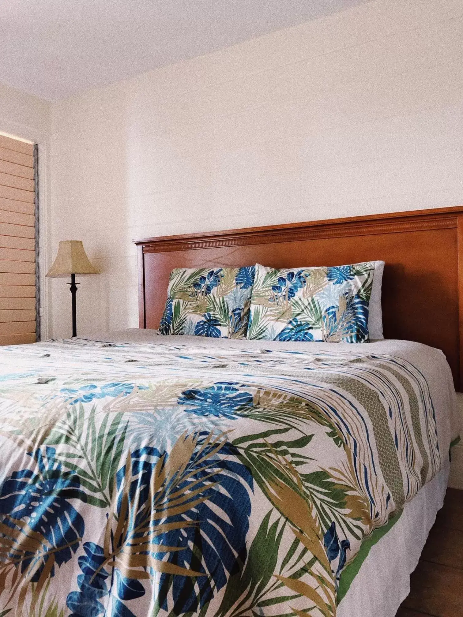 Bed in Hilo Reeds Bay Hotel