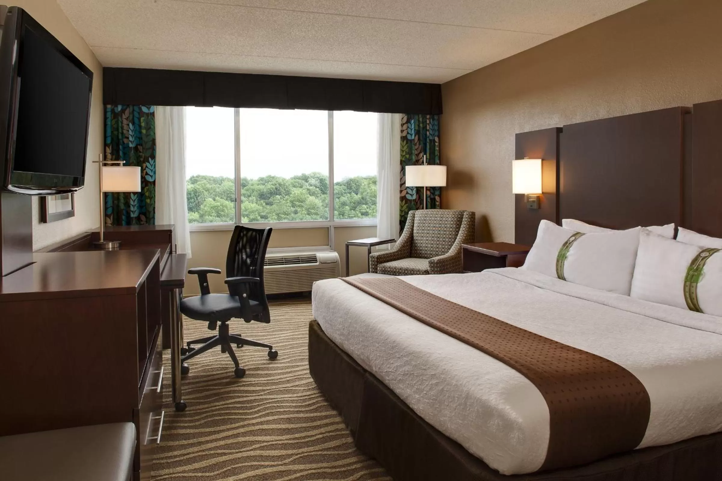 Bed in Holiday Inn Hotel & Suites Overland Park-West by IHG