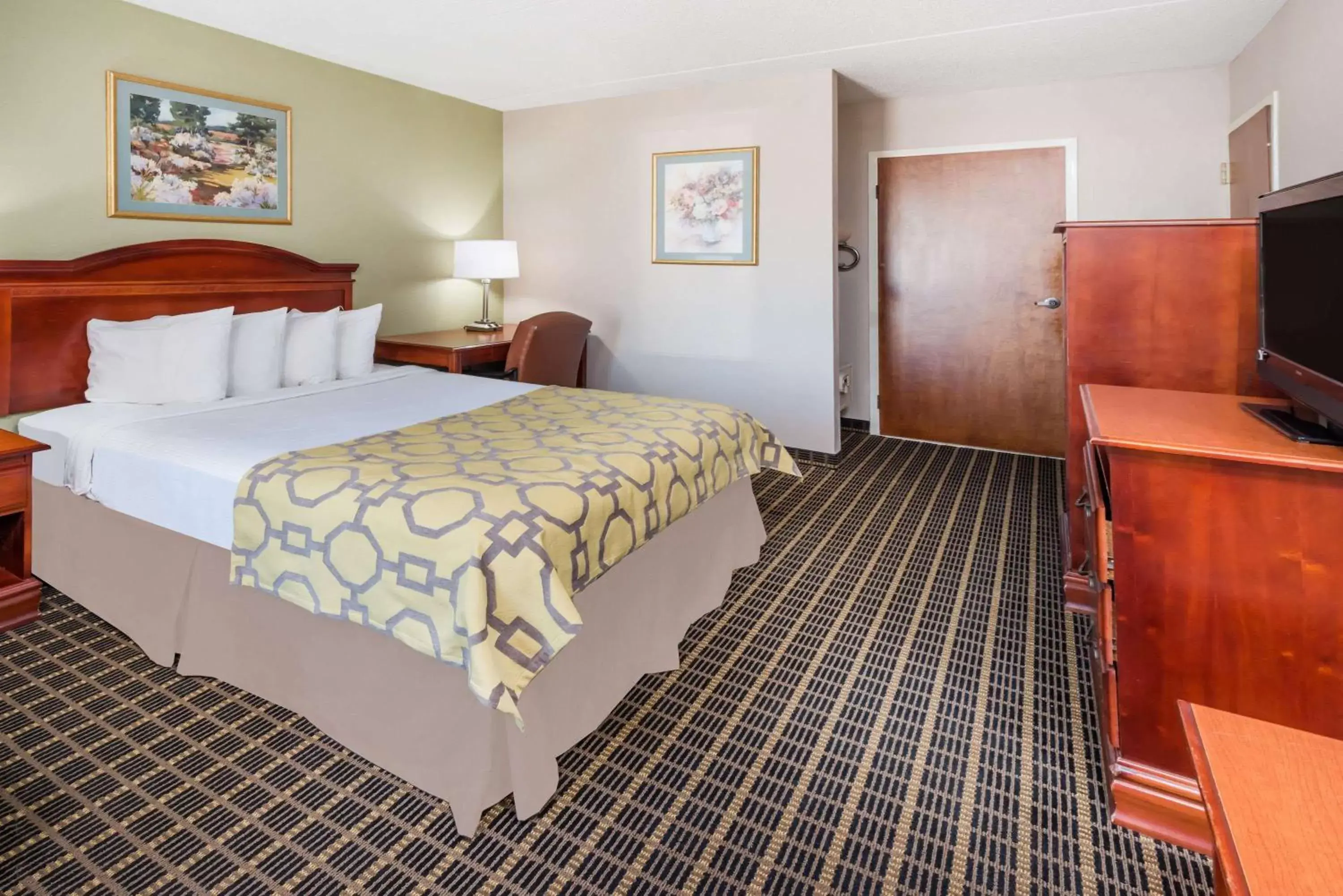 Photo of the whole room, Bed in Baymont by Wyndham Clarksville Northeast