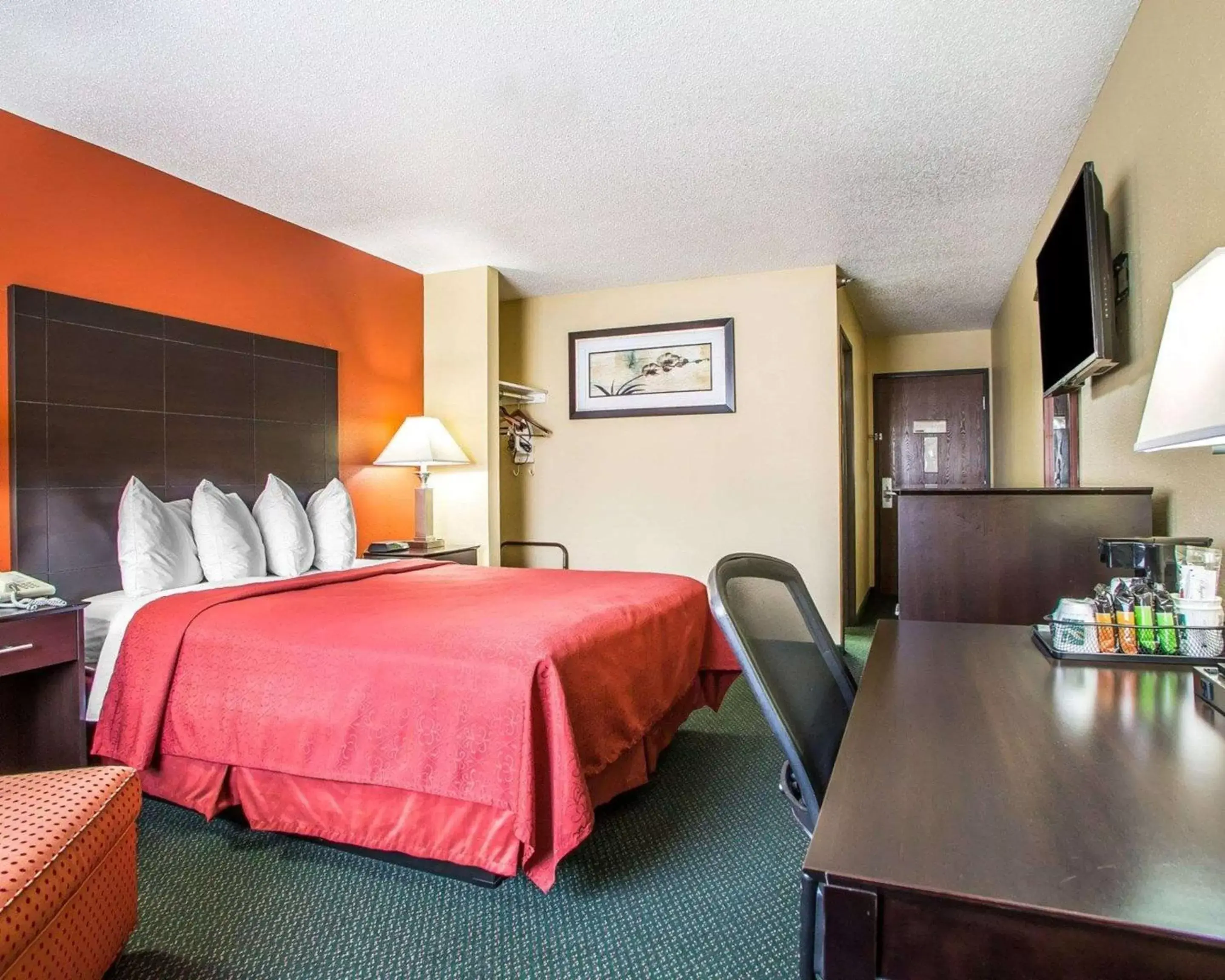 Photo of the whole room, Bed in Quality Inn Morton at I-74