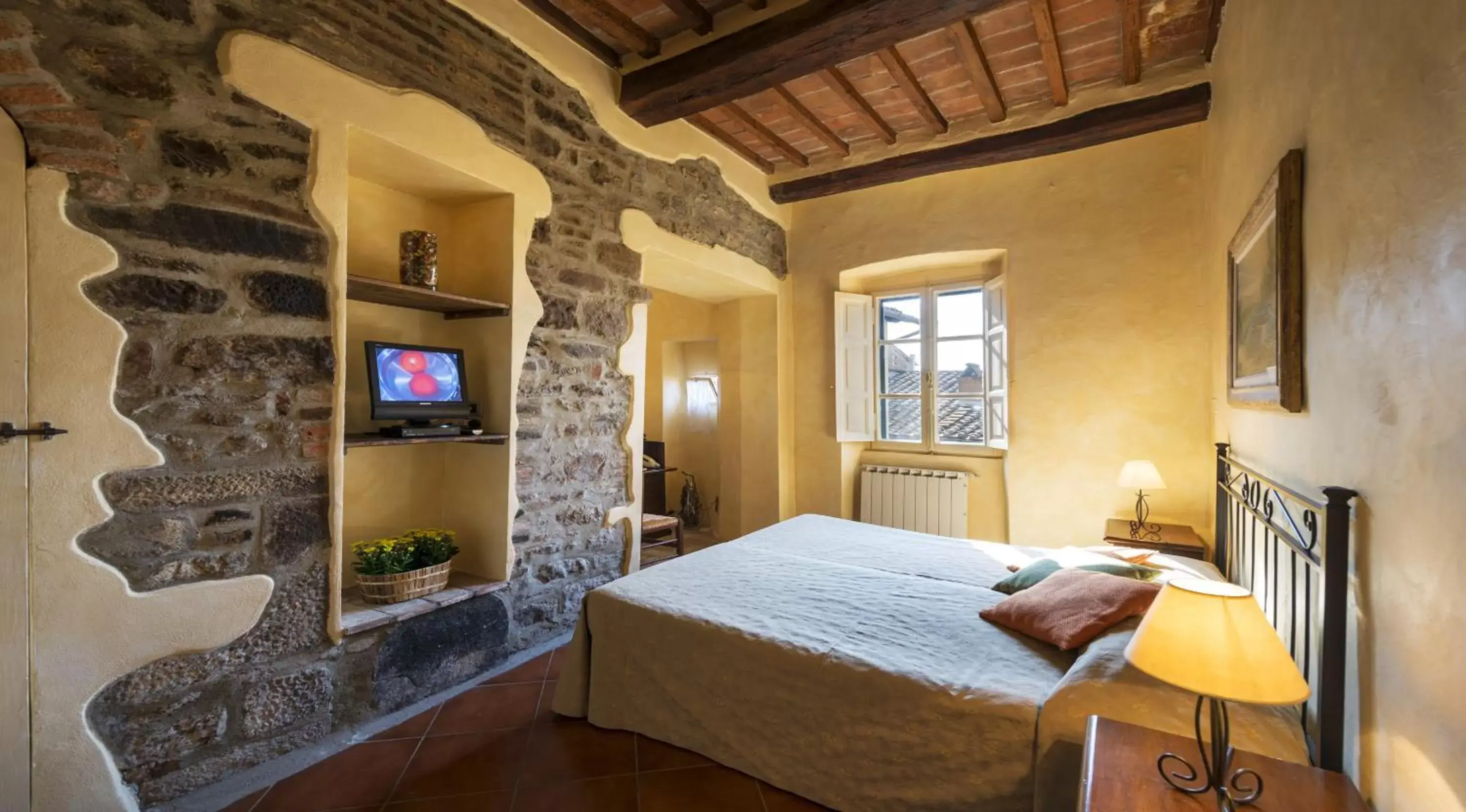 Bed in Hotel Italia Cortona