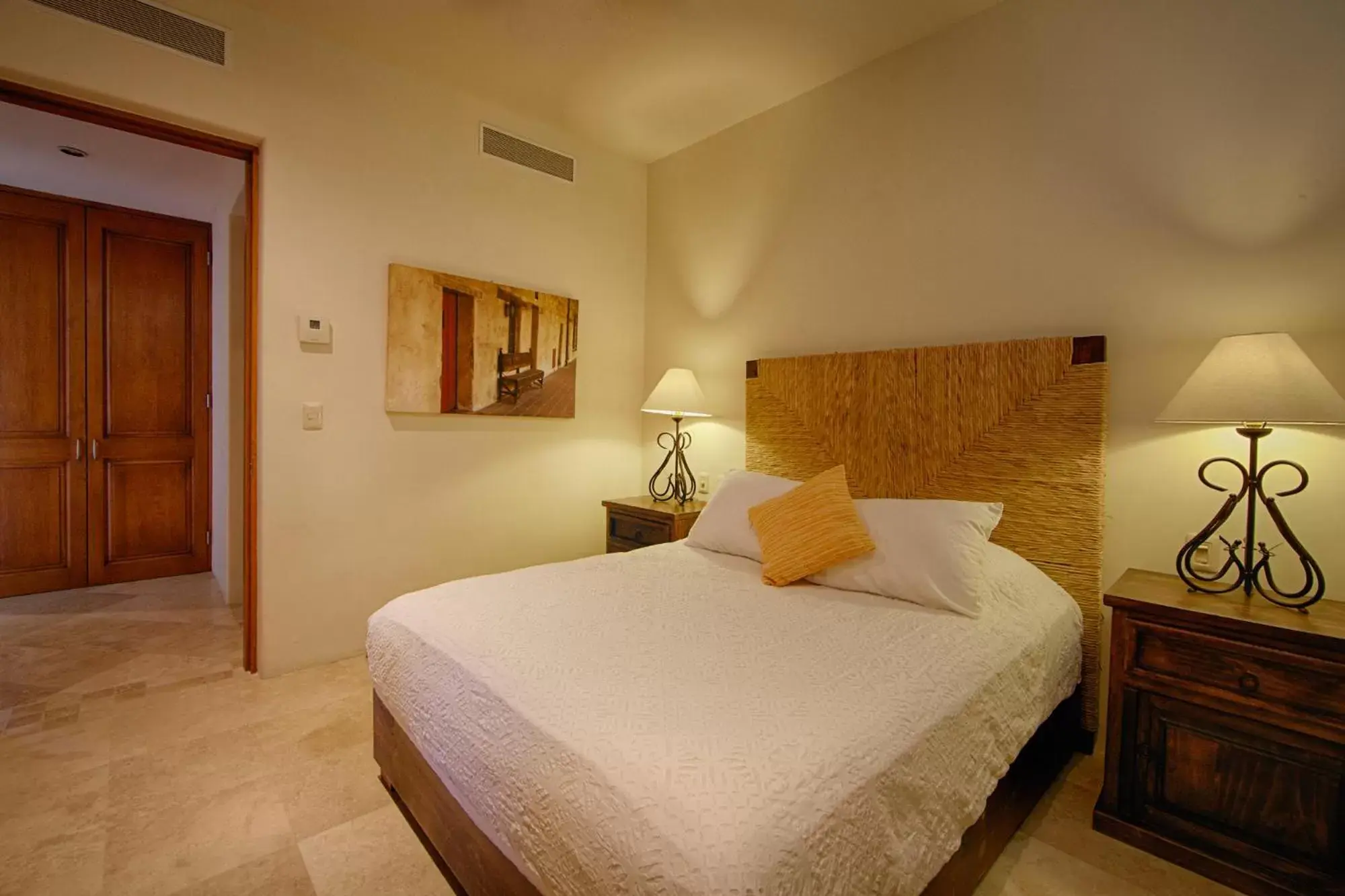 Photo of the whole room, Bed in Alegranza Luxury Resort - All Master Suite