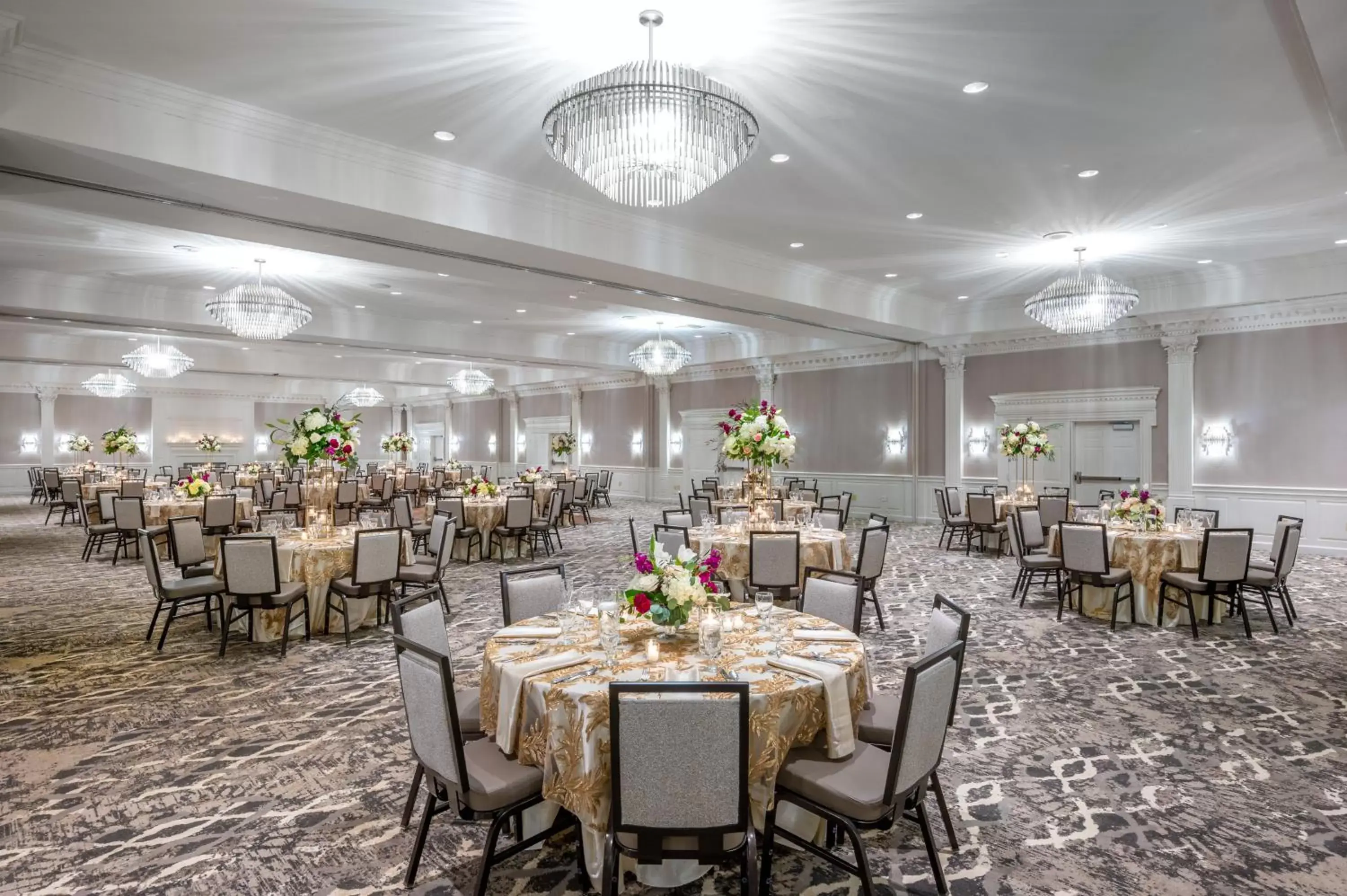 Meeting/conference room, Restaurant/Places to Eat in Crowne Plaza Albany - The Desmond Hotel