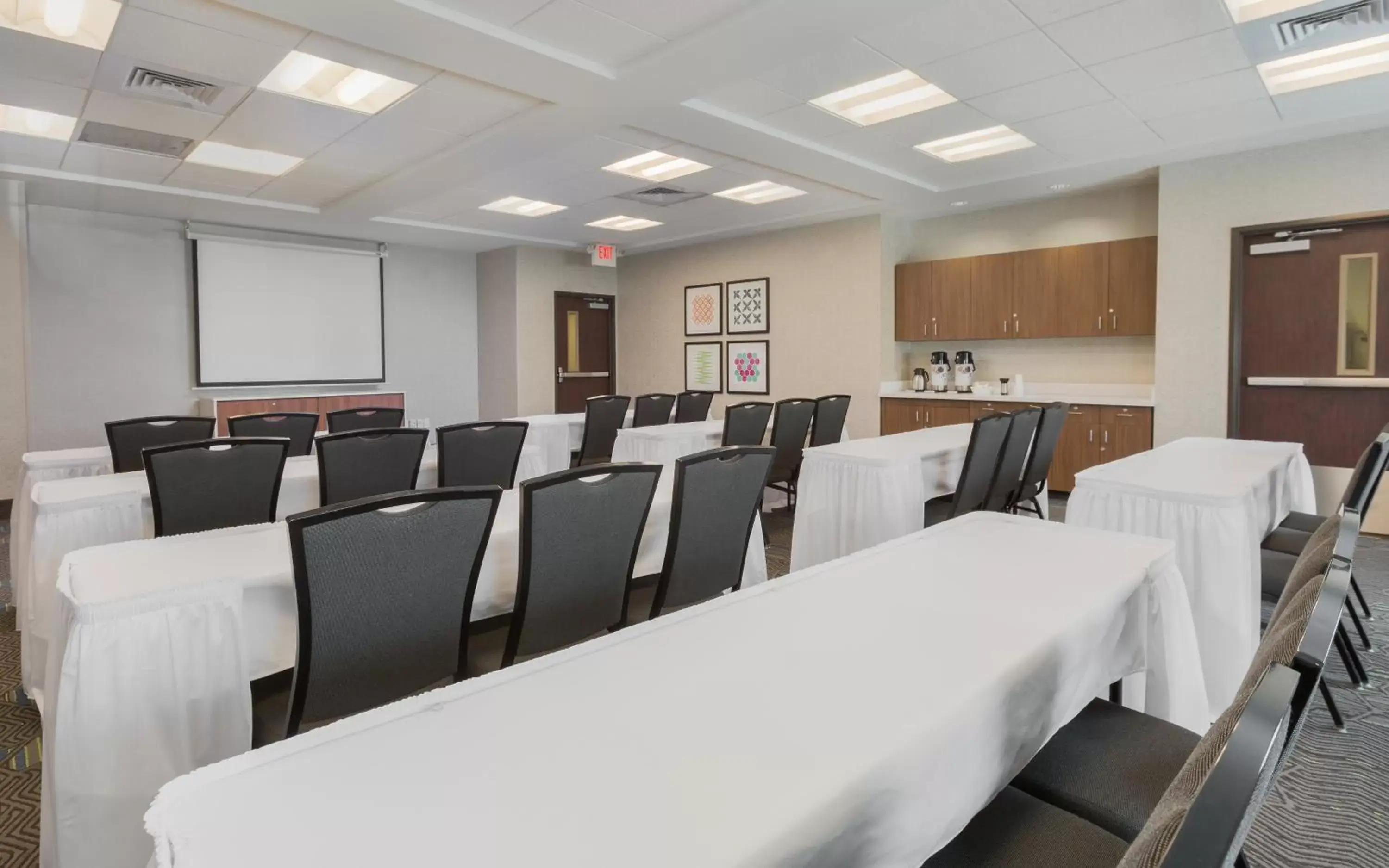 Meeting/conference room in Holiday Inn Express Hotel & Suites Eugene Downtown - University, an IHG Hotel