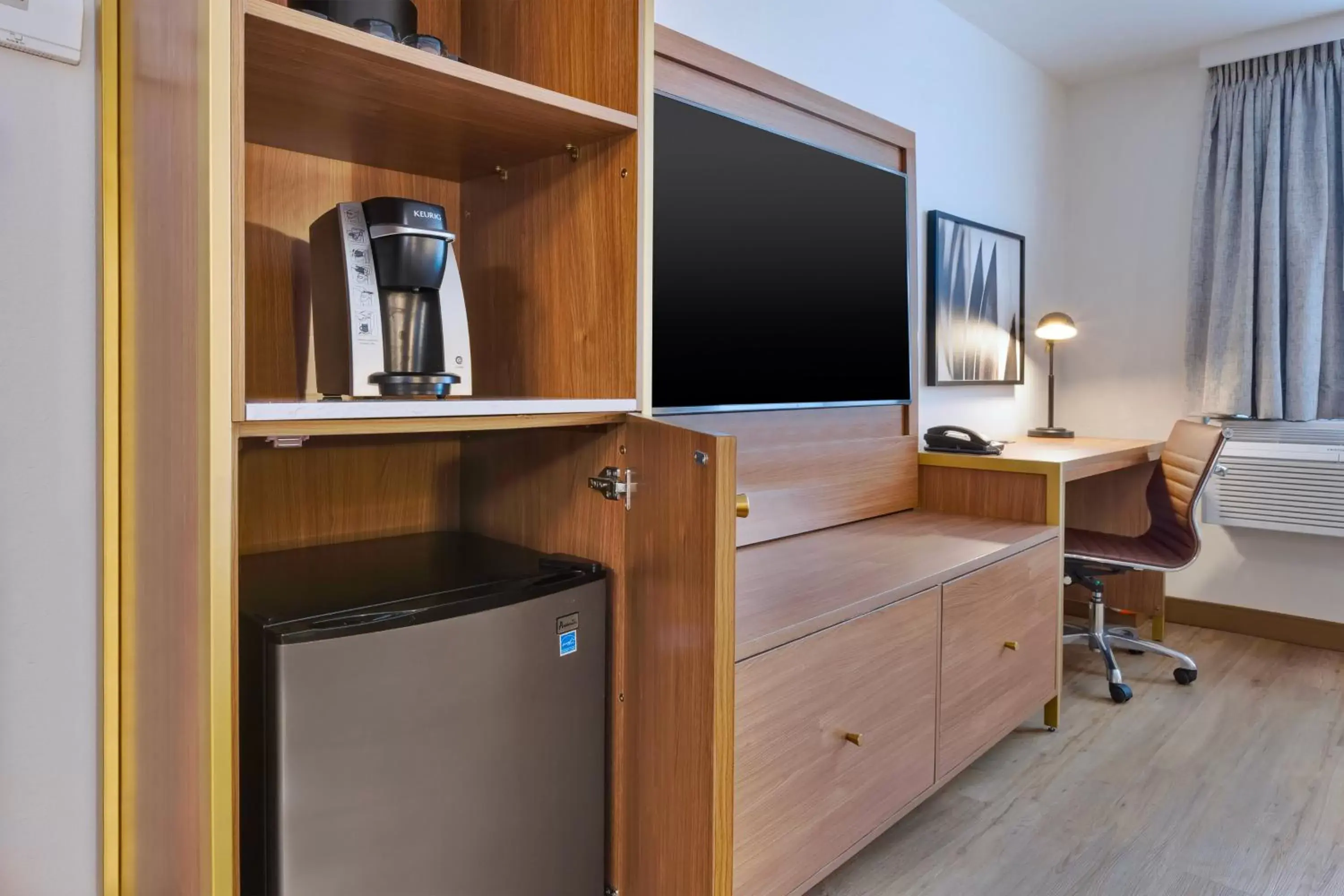 Photo of the whole room, TV/Entertainment Center in Hotel Indigo Detroit Downtown, an IHG Hotel