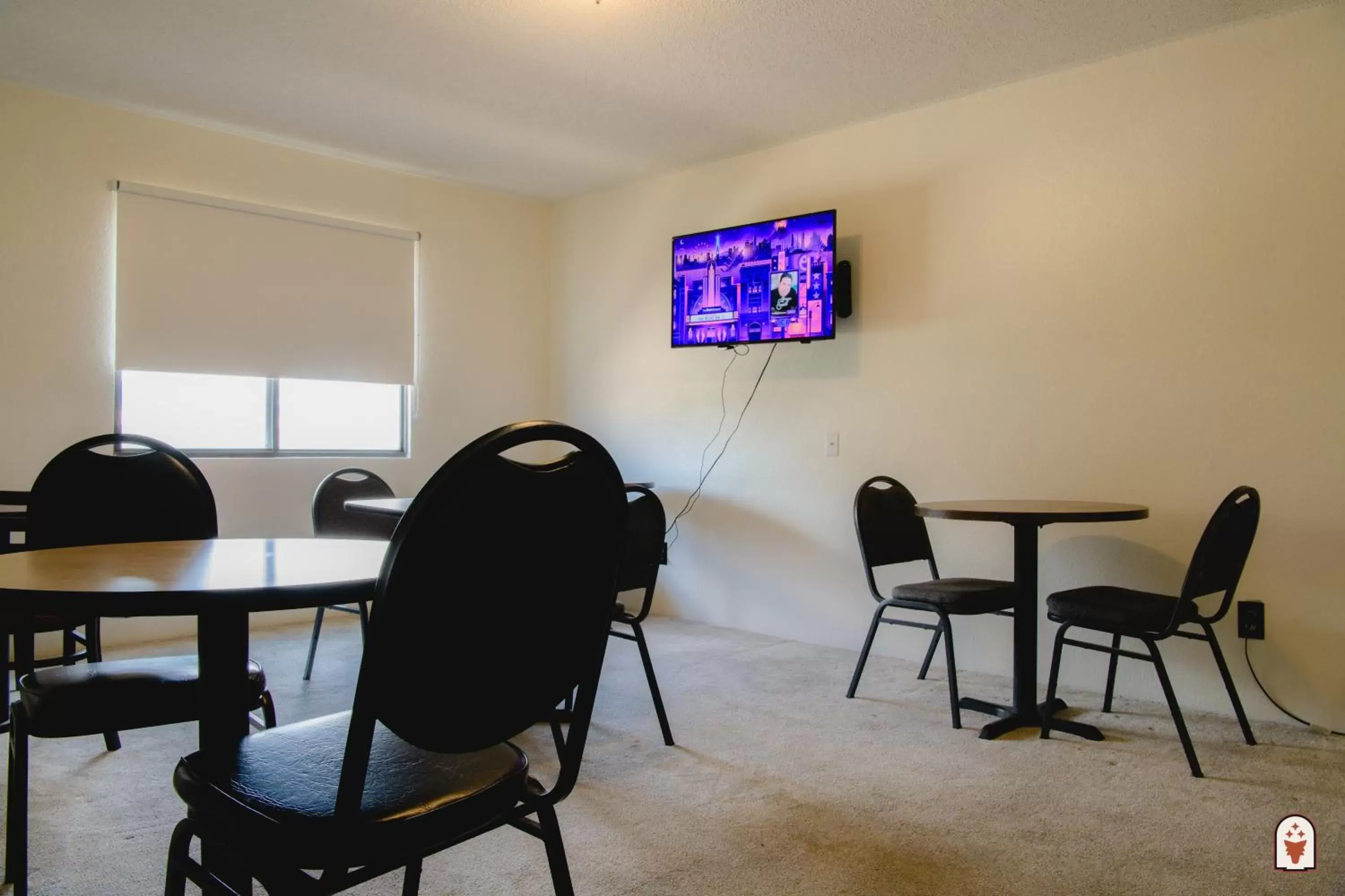 Breakfast, TV/Entertainment Center in Coyote South