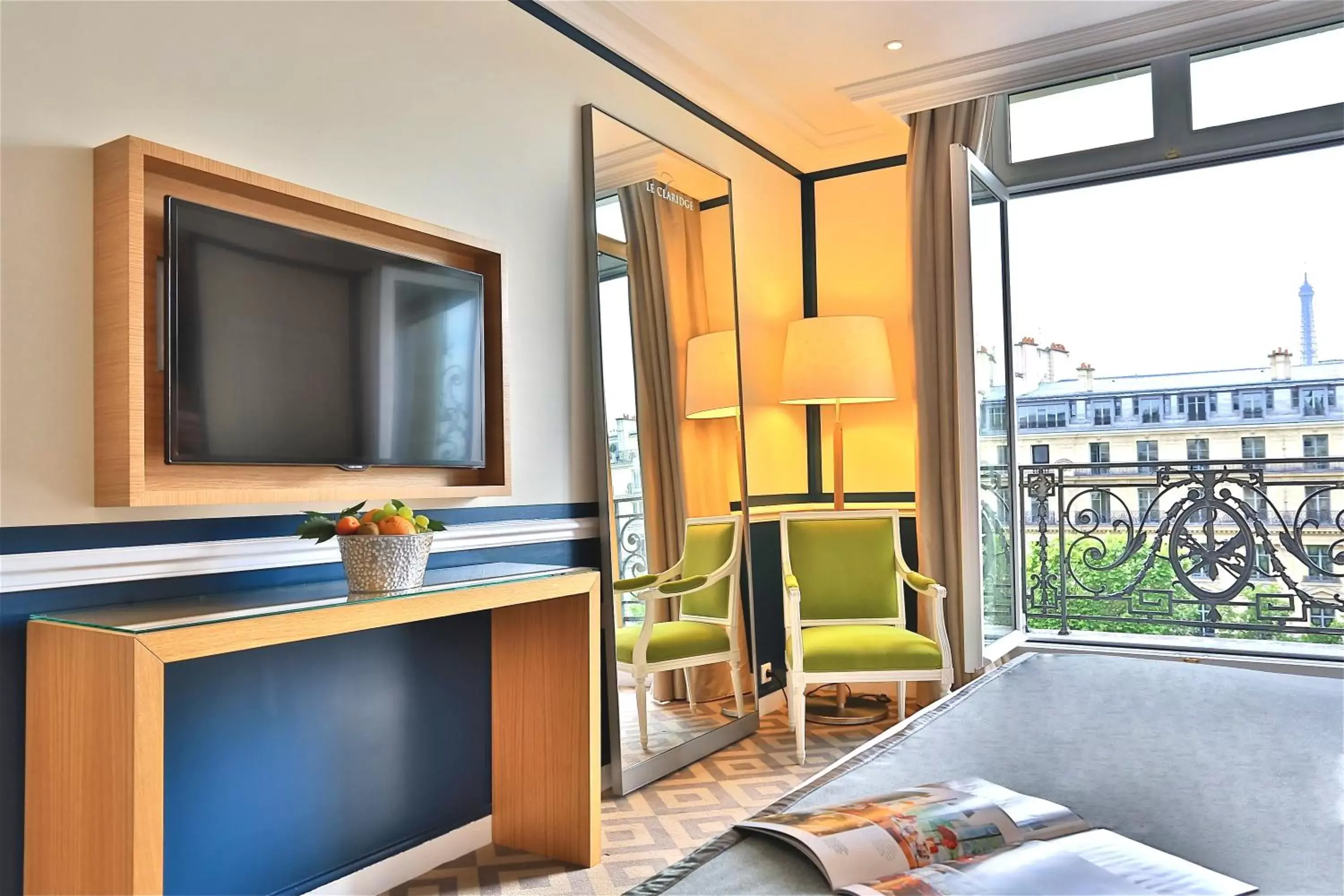 Bedroom, TV/Entertainment Center in Fraser Suites Le Claridge Champs-Elysées