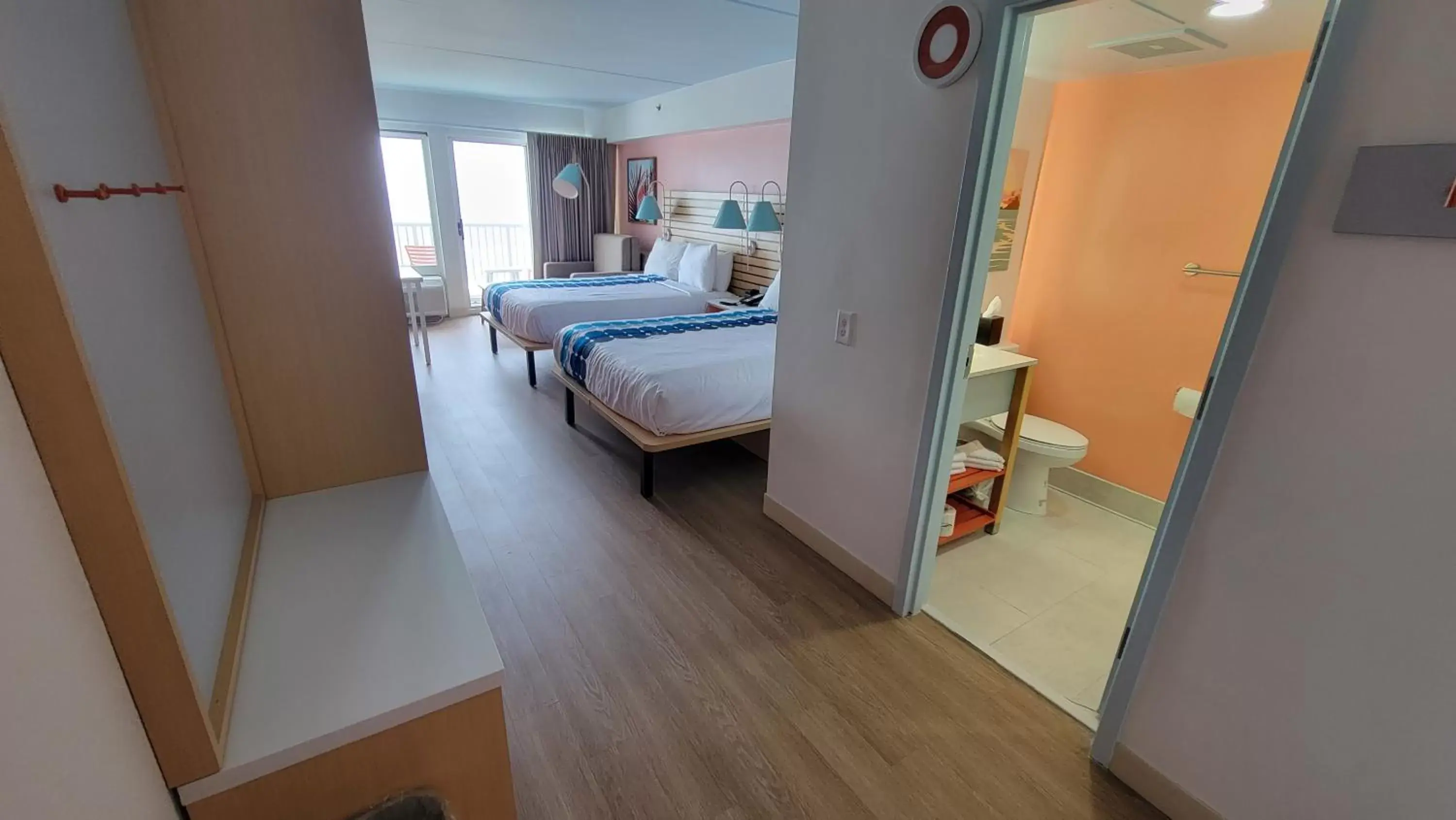 Bed, Kitchen/Kitchenette in Golden Sands Oceanfront Hotel