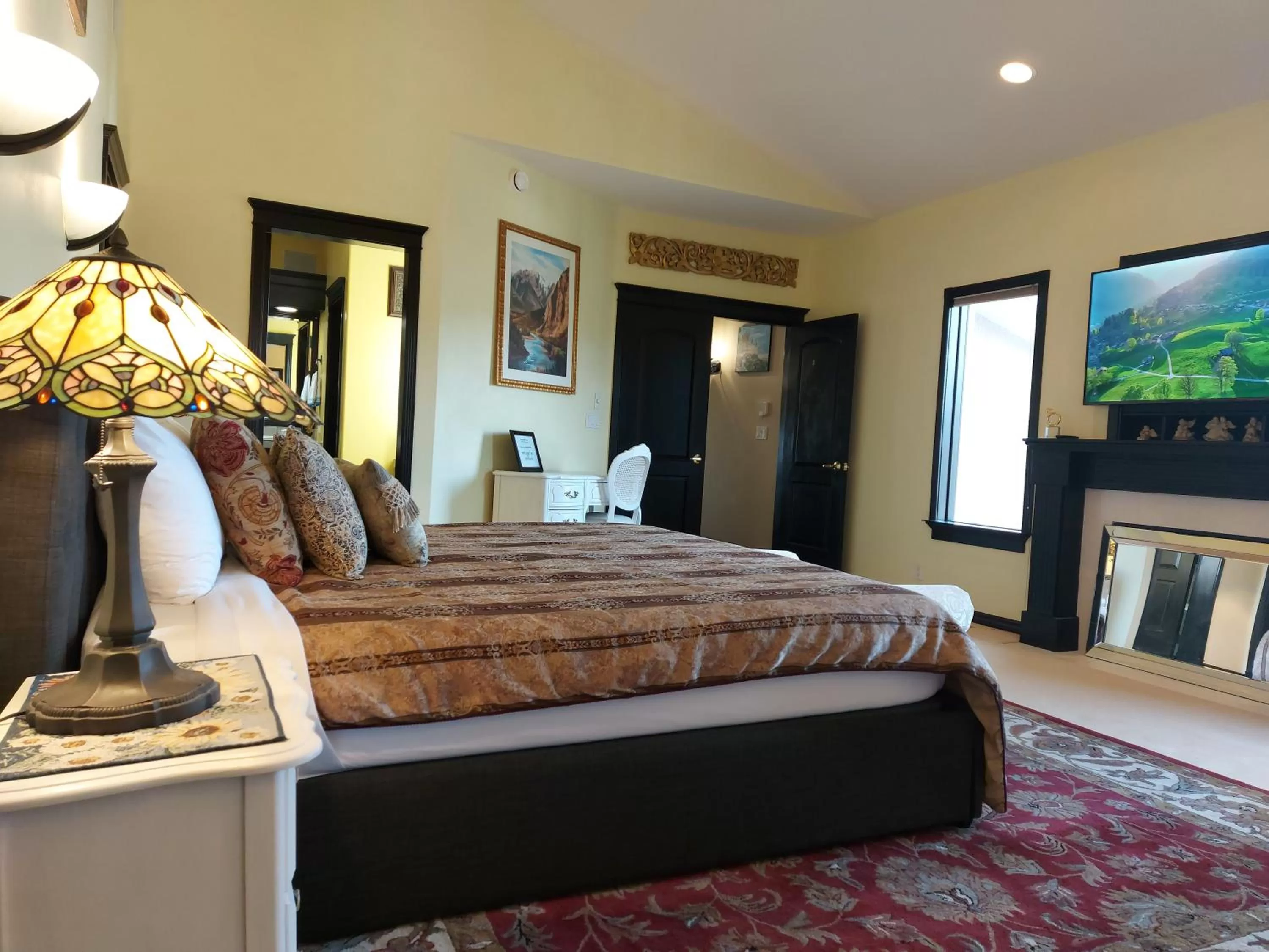 Bedroom, Bed in Summer Express Kelowna B&B - Villa Bellissimo Fran-Talia