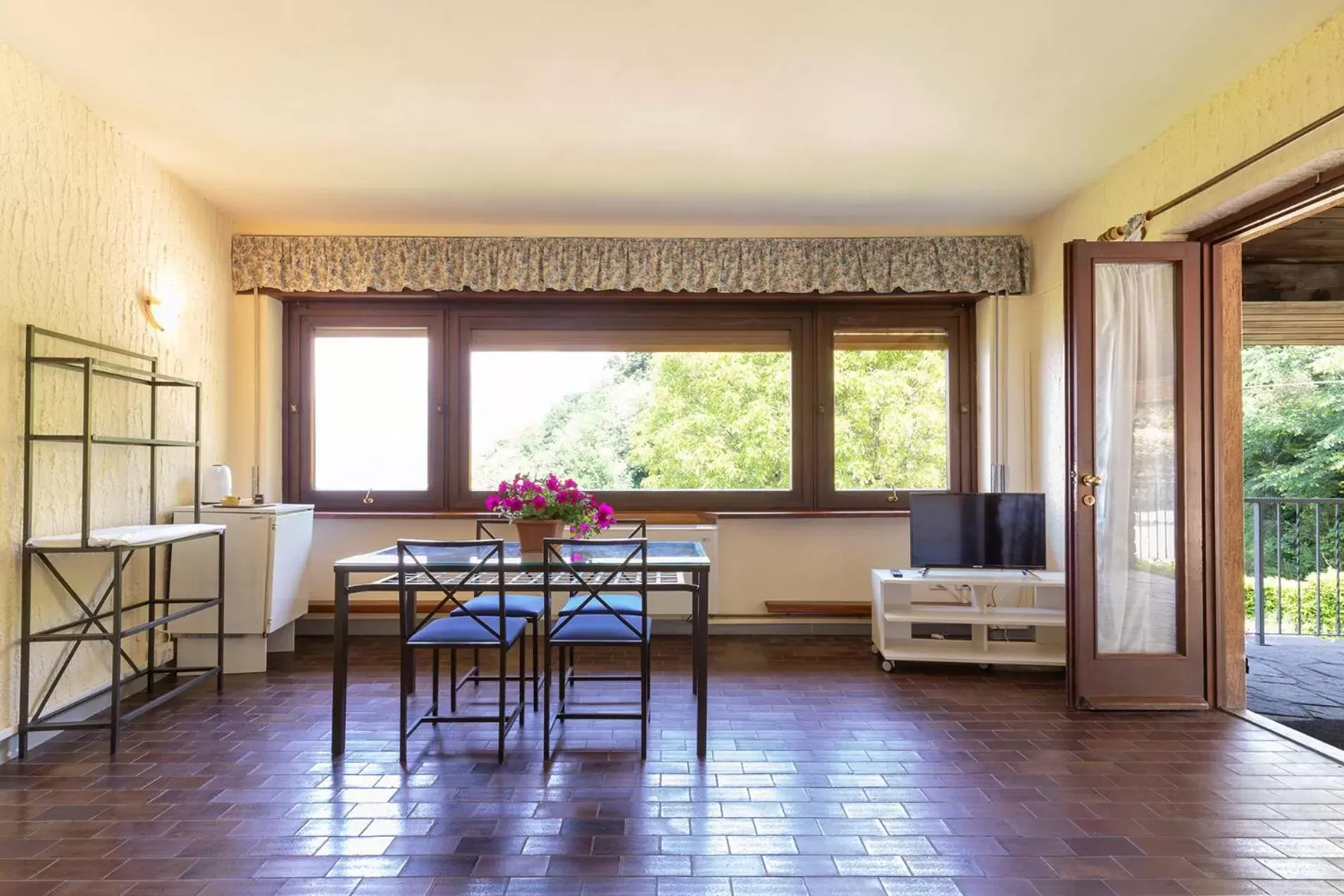 Coffee/tea facilities, Dining Area in Hotel Il Perlo Panorama