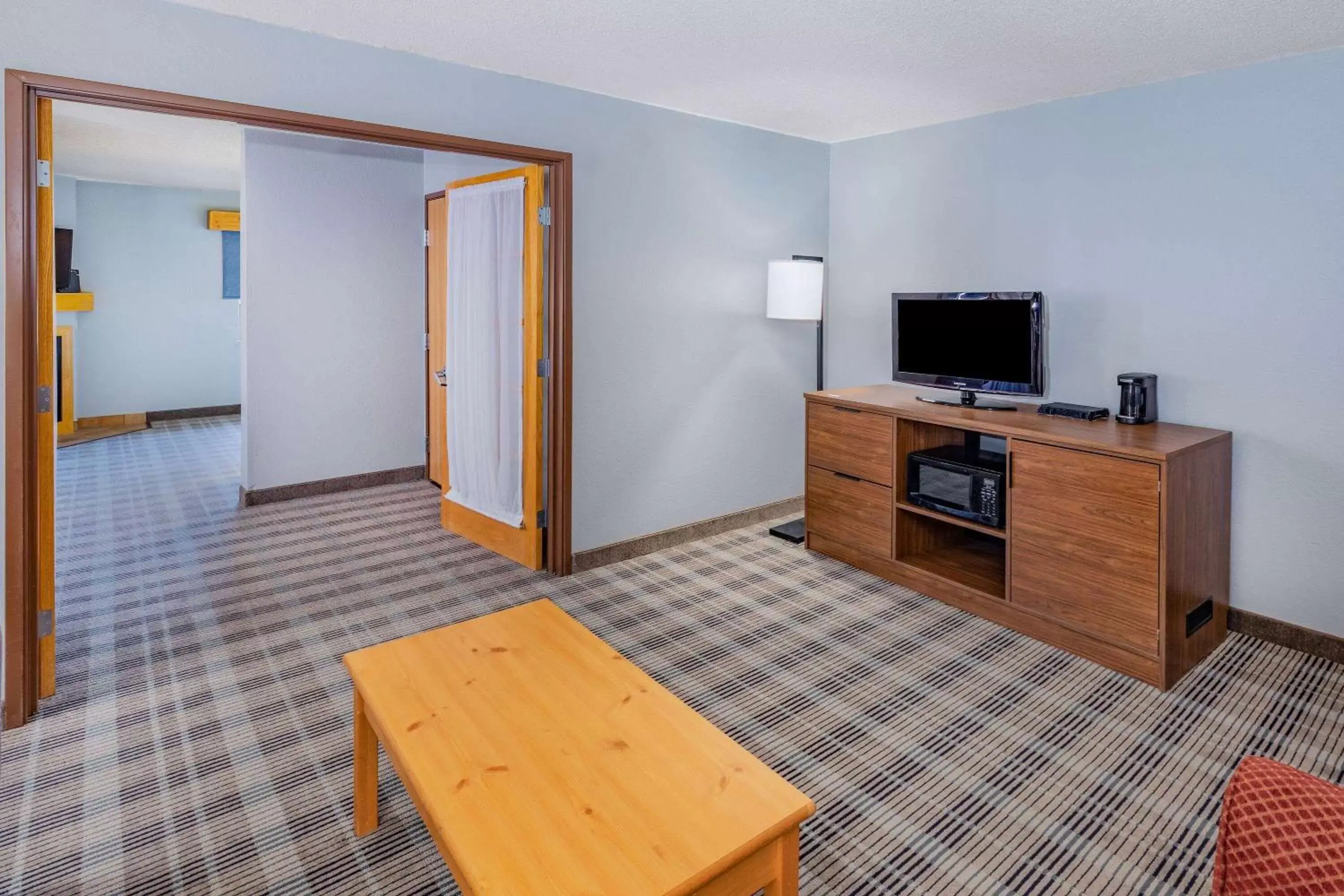 Bed, TV/Entertainment Center in AmericInn by Wyndham Sayre