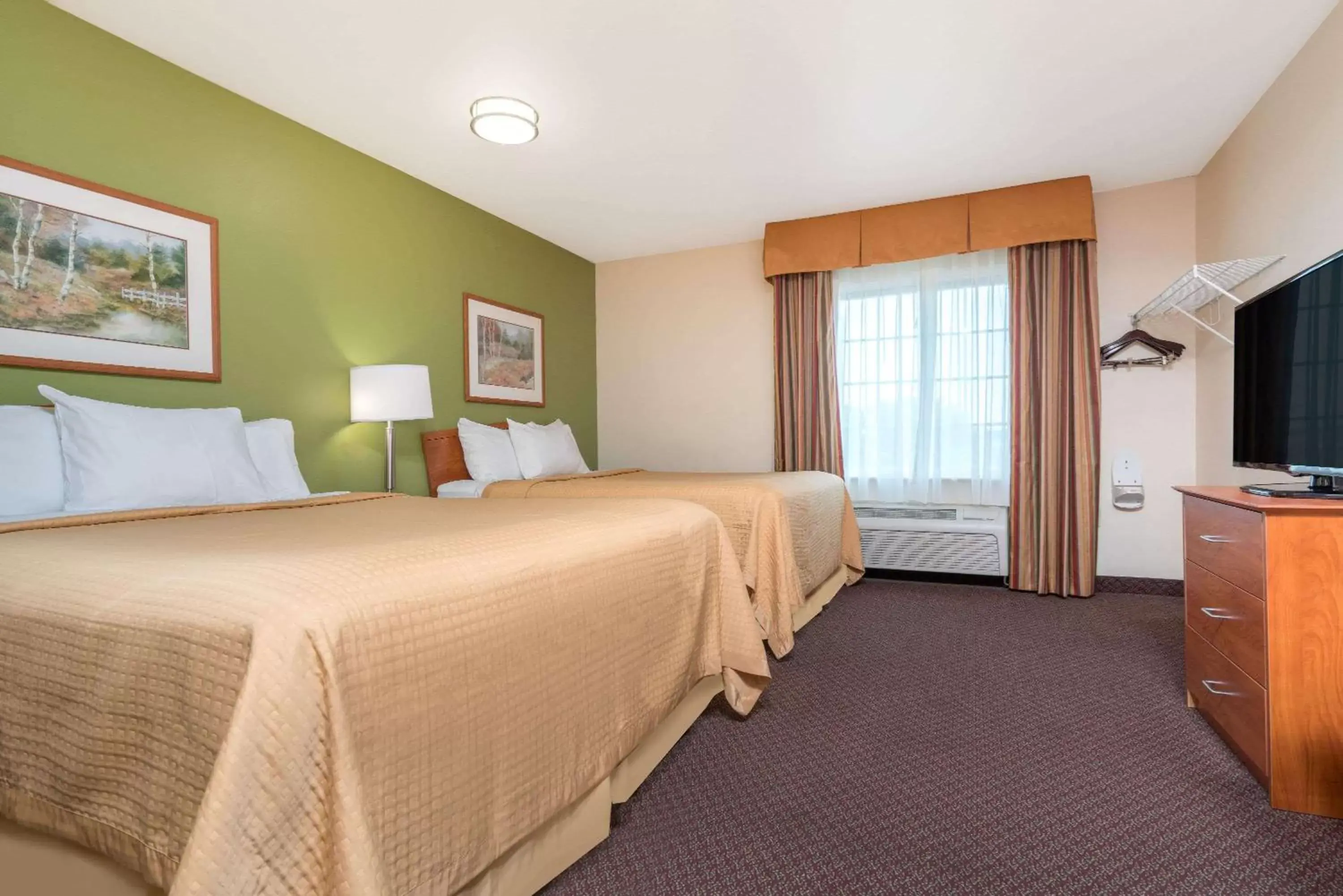 Photo of the whole room, Bed in Days Inn & Suites by Wyndham Rochester South