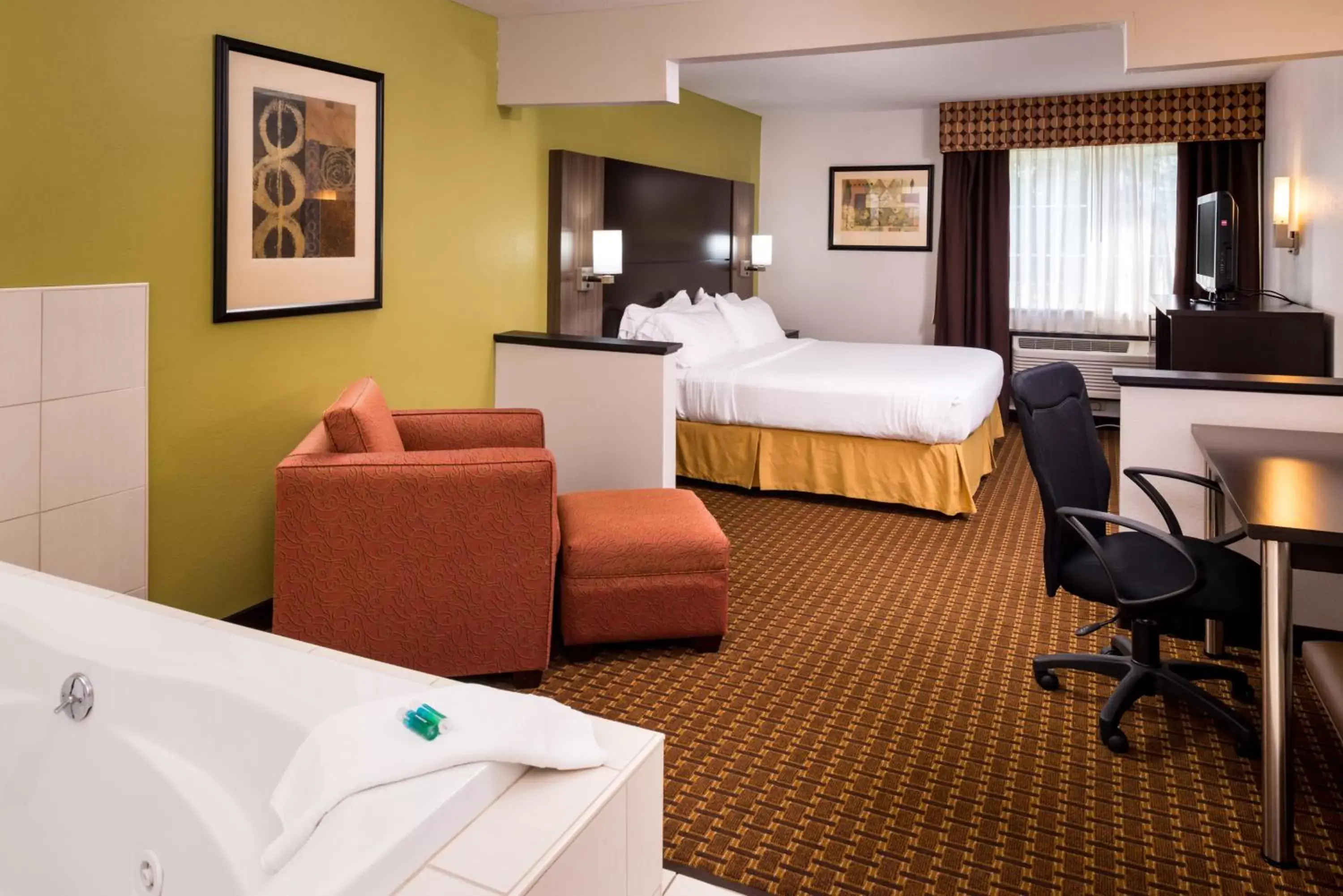 Photo of the whole room in Holiday Inn Express Hotel & Suites Bucyrus, an IHG Hotel