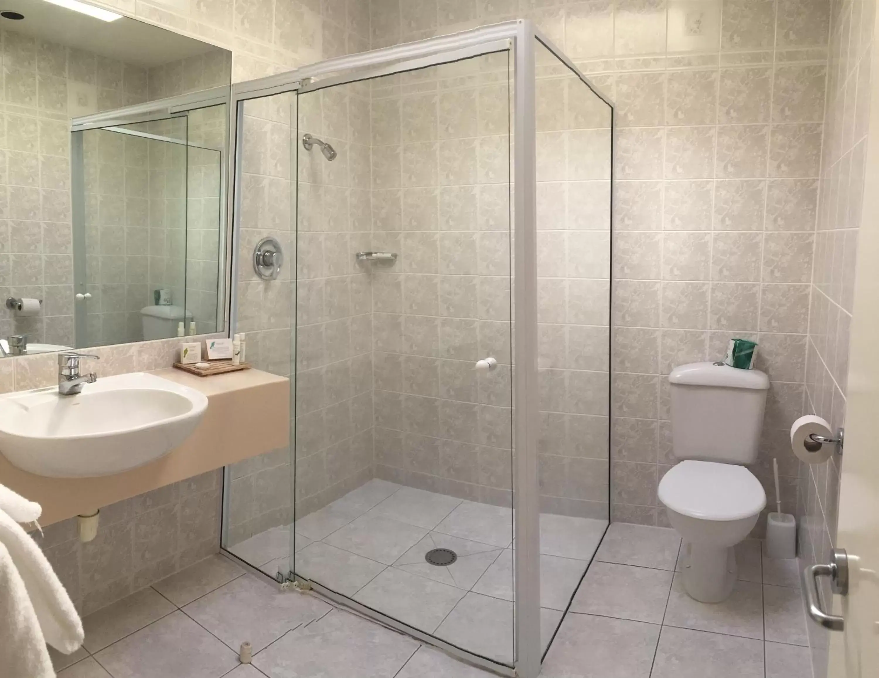 Shower, Bathroom in Paihia Pacific Resort Hotel
