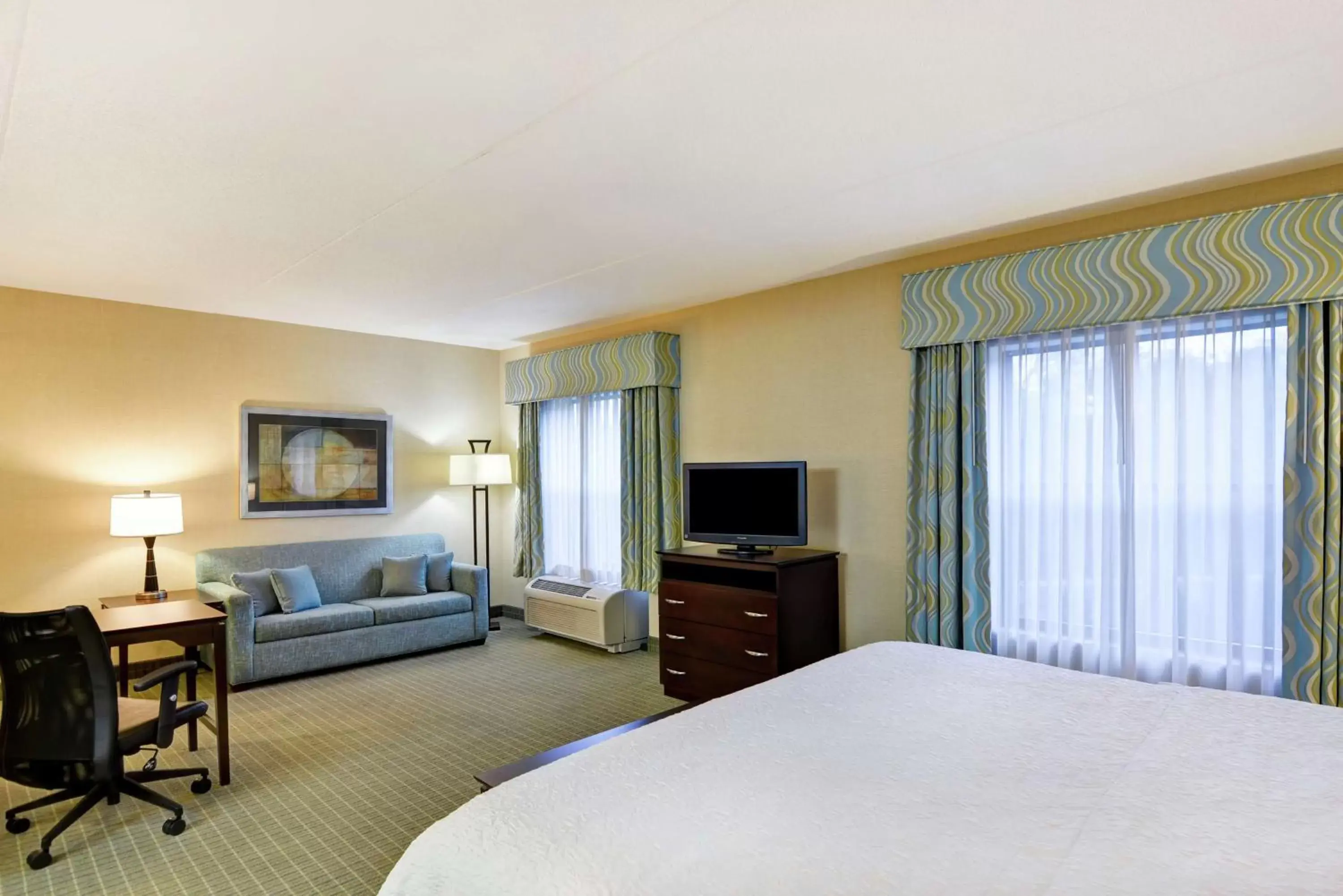 Bedroom, TV/Entertainment Center in Hampton Inn & Suites Wilkes-Barre