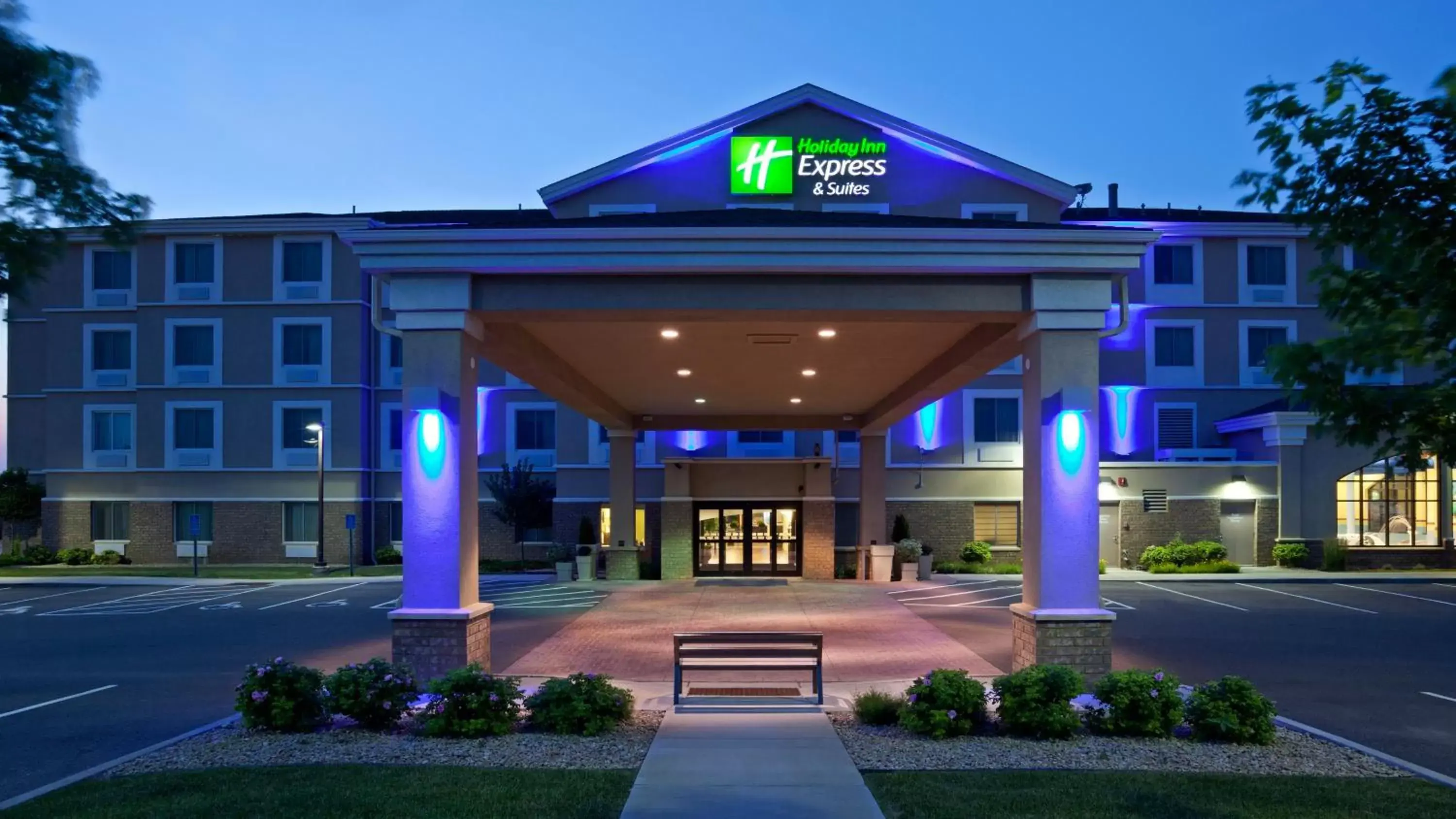 Property Building in Holiday Inn Express Hotel & Suites Rogers, an IHG Hotel
