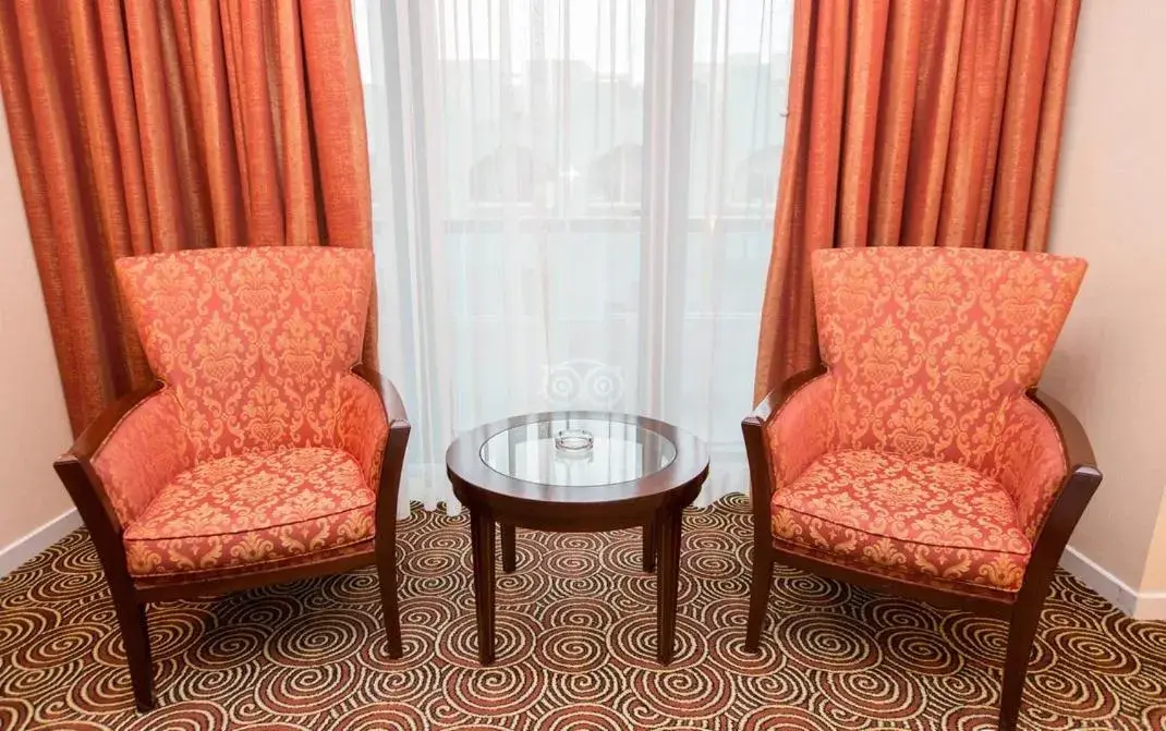 Seating Area in Grand Central Hotel