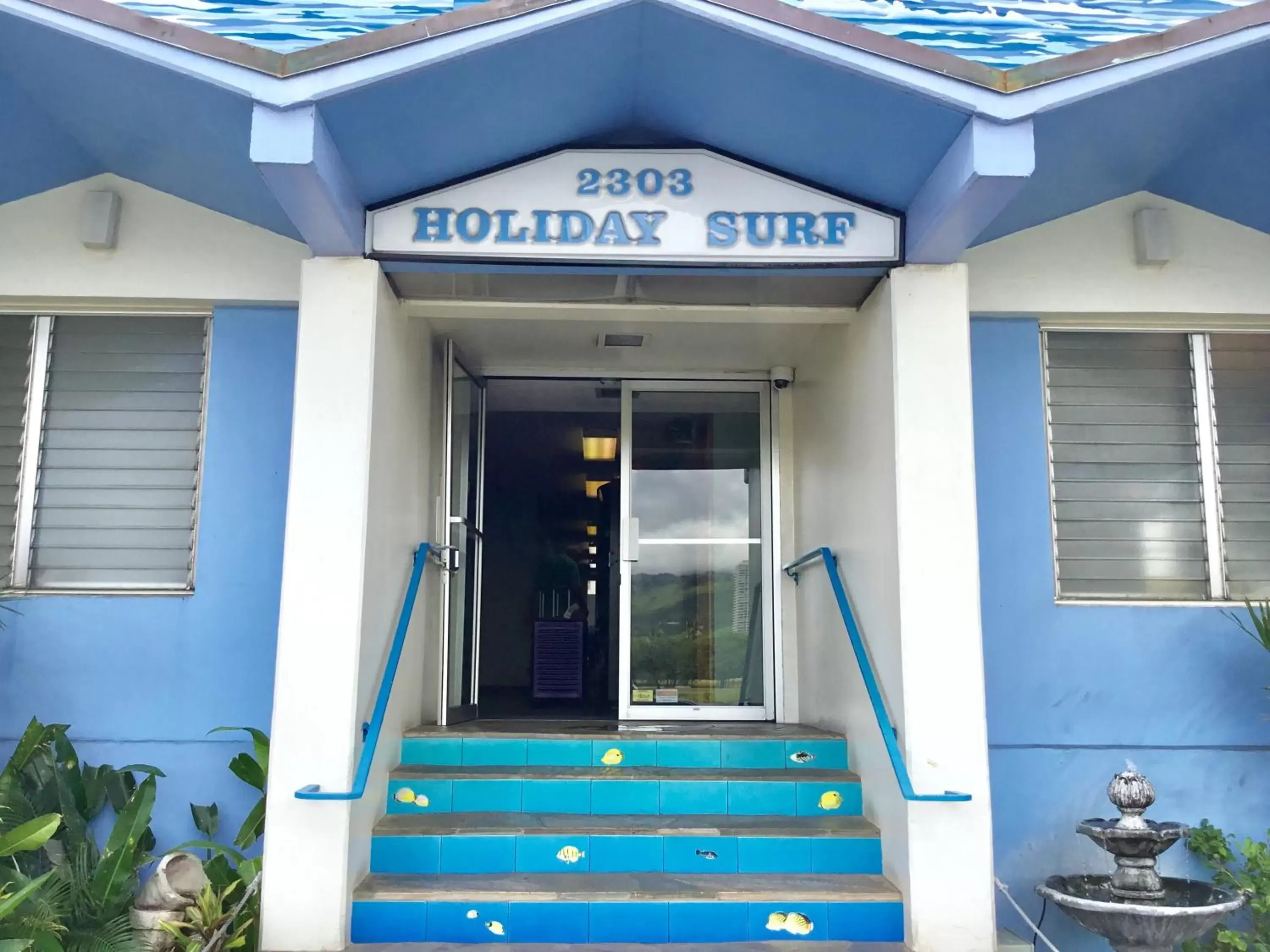 Facade/entrance in Holiday Surf Hotel (with full kitchen)