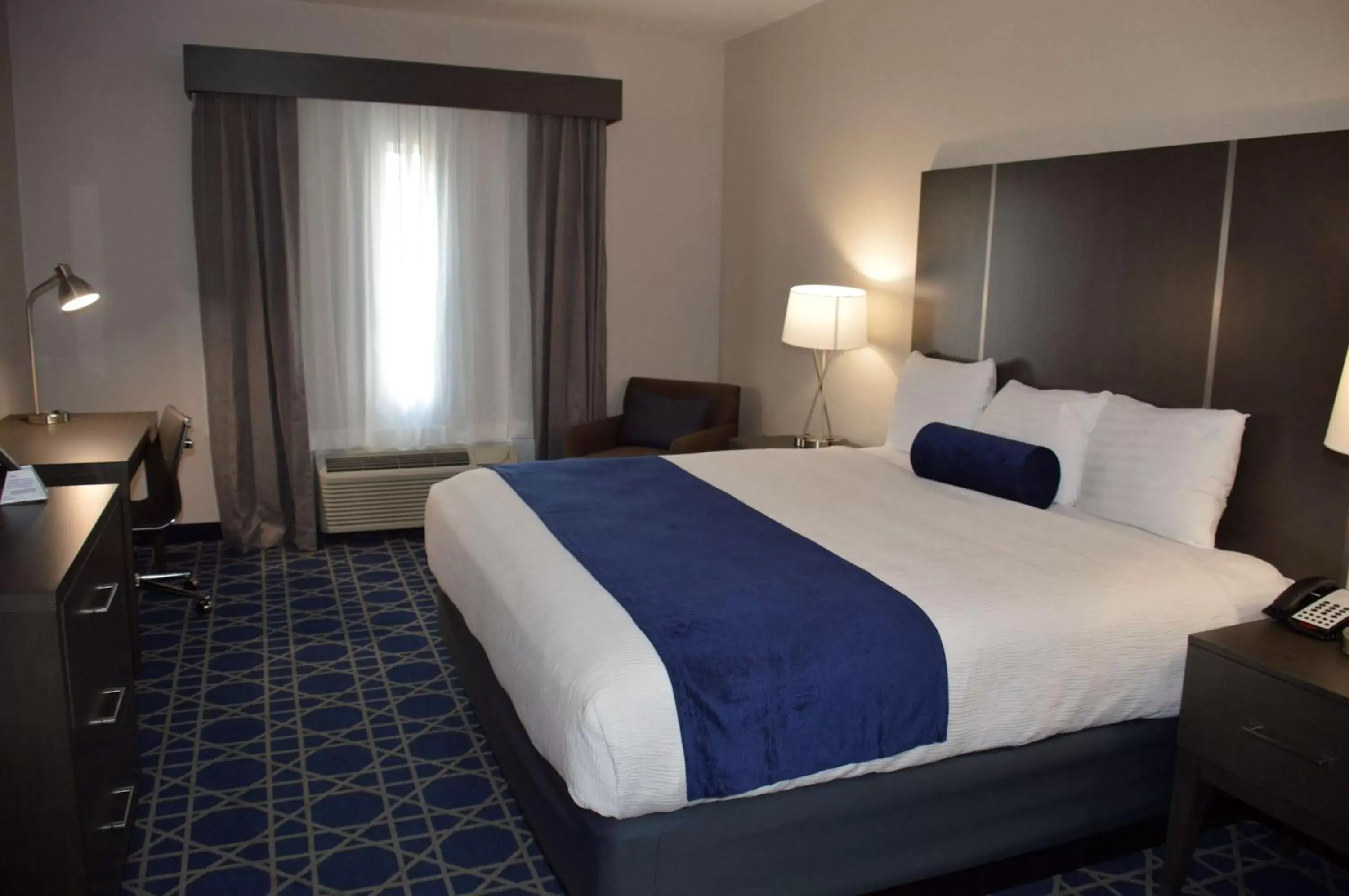 Photo of the whole room, Bed in Best Western Plus Longview - University Hotel