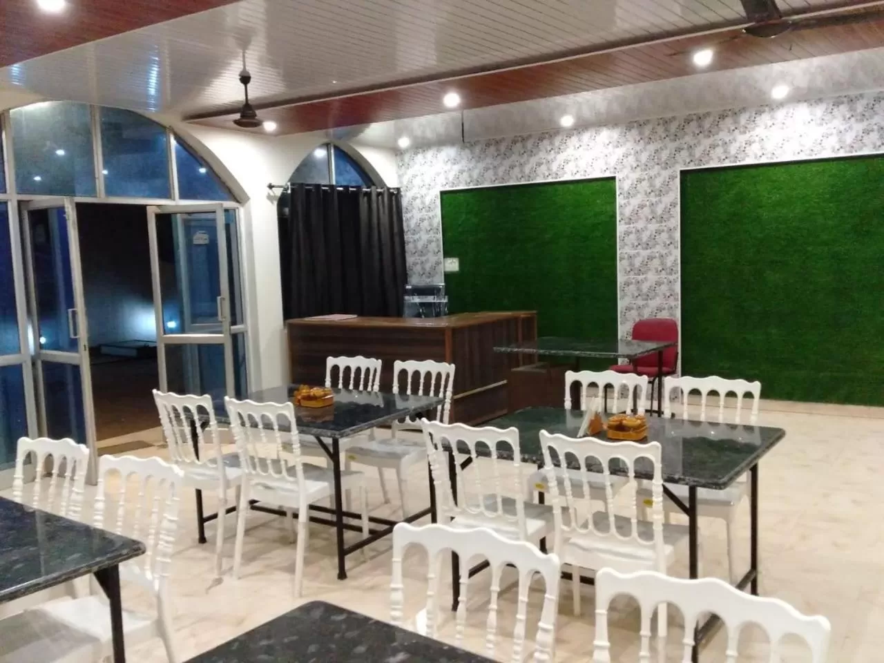 Restaurant/places to eat in Hotel Jungle Palace Resort