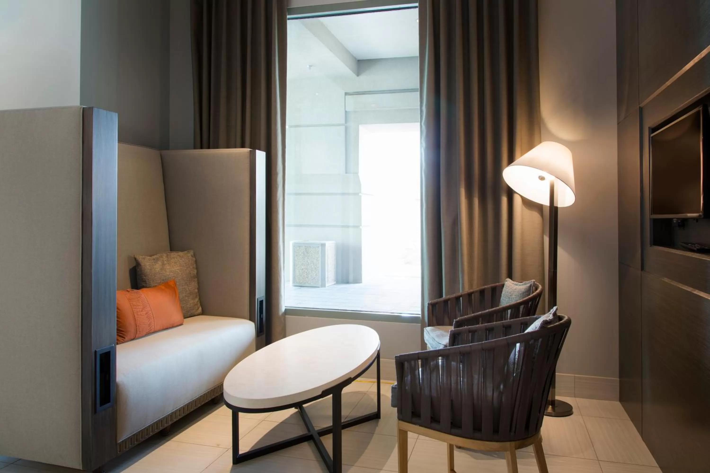 Seating area, Bed in Franklin Marriott Cool Springs