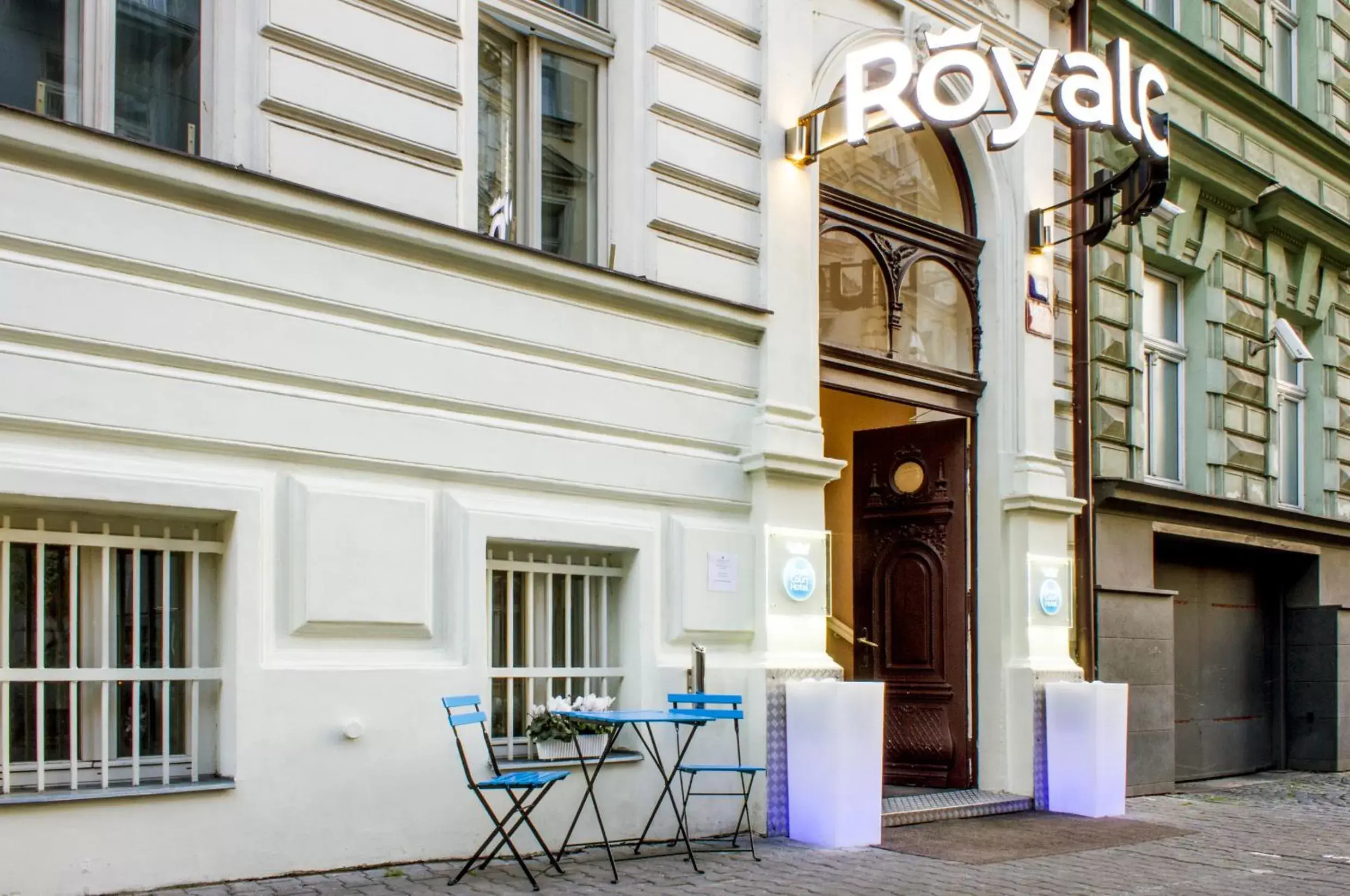 Facade/entrance in Royal Court Hotel