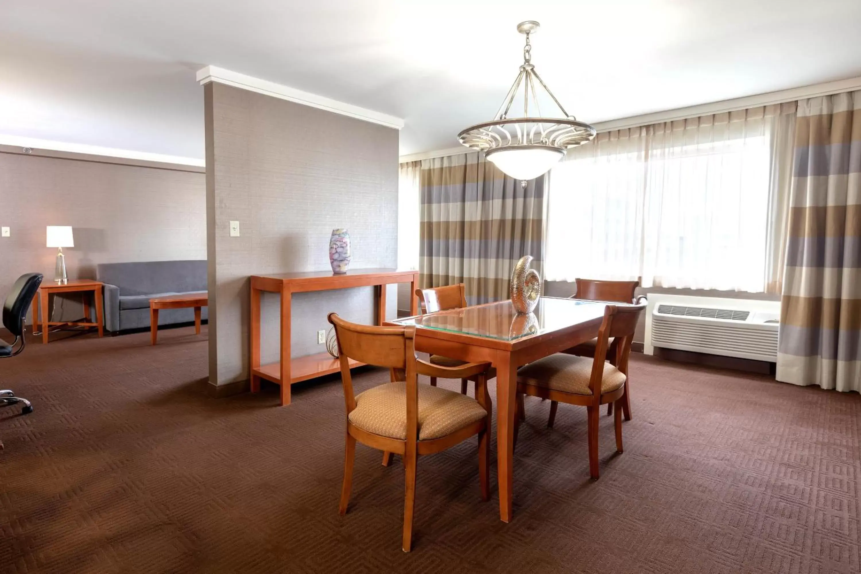 Bedroom, Dining Area in Sheraton Niagara Falls