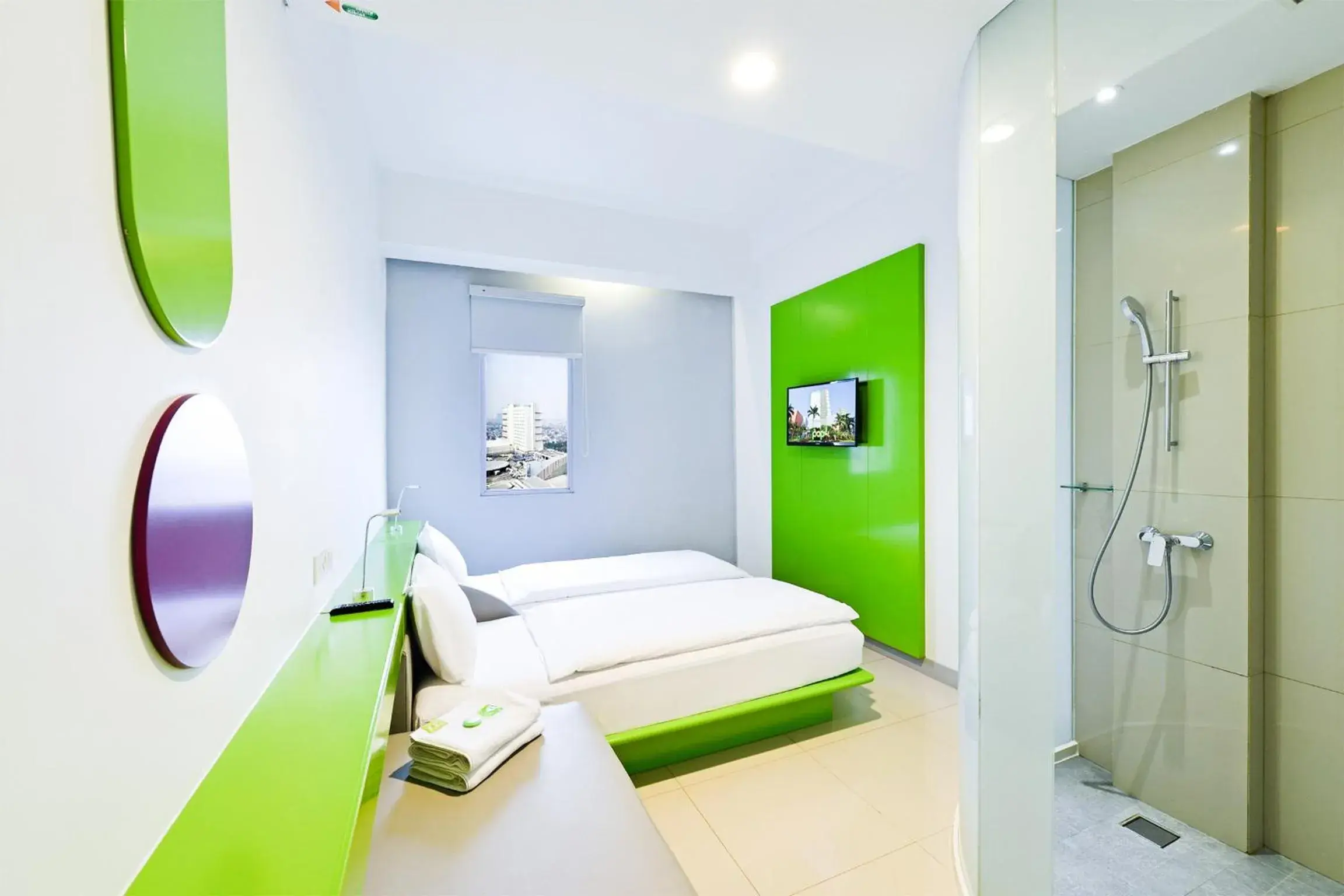 Shower, Seating Area in Pop! Hotel Kelapa Gading