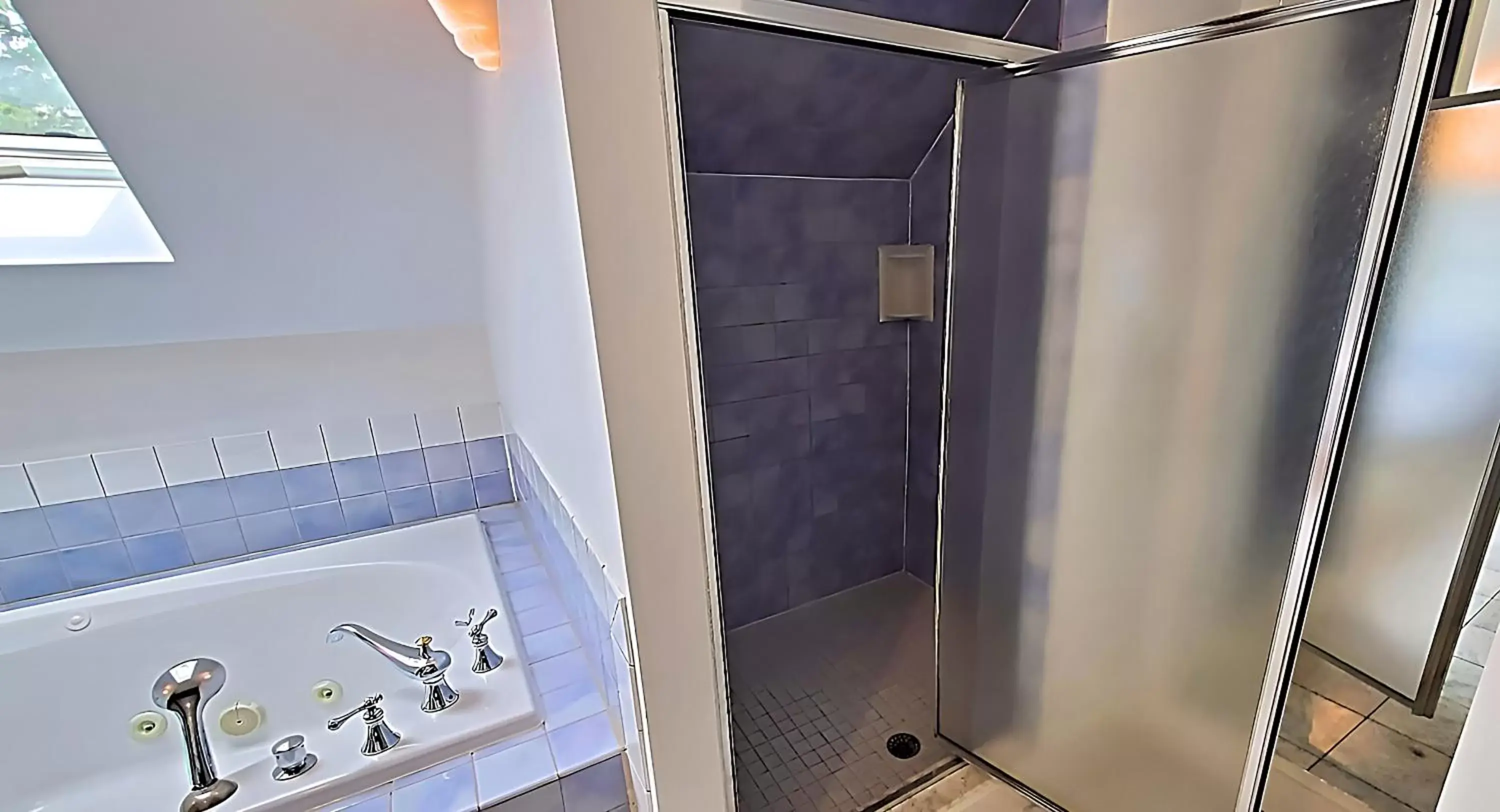 Shower, Bathroom in Four Columns Inn