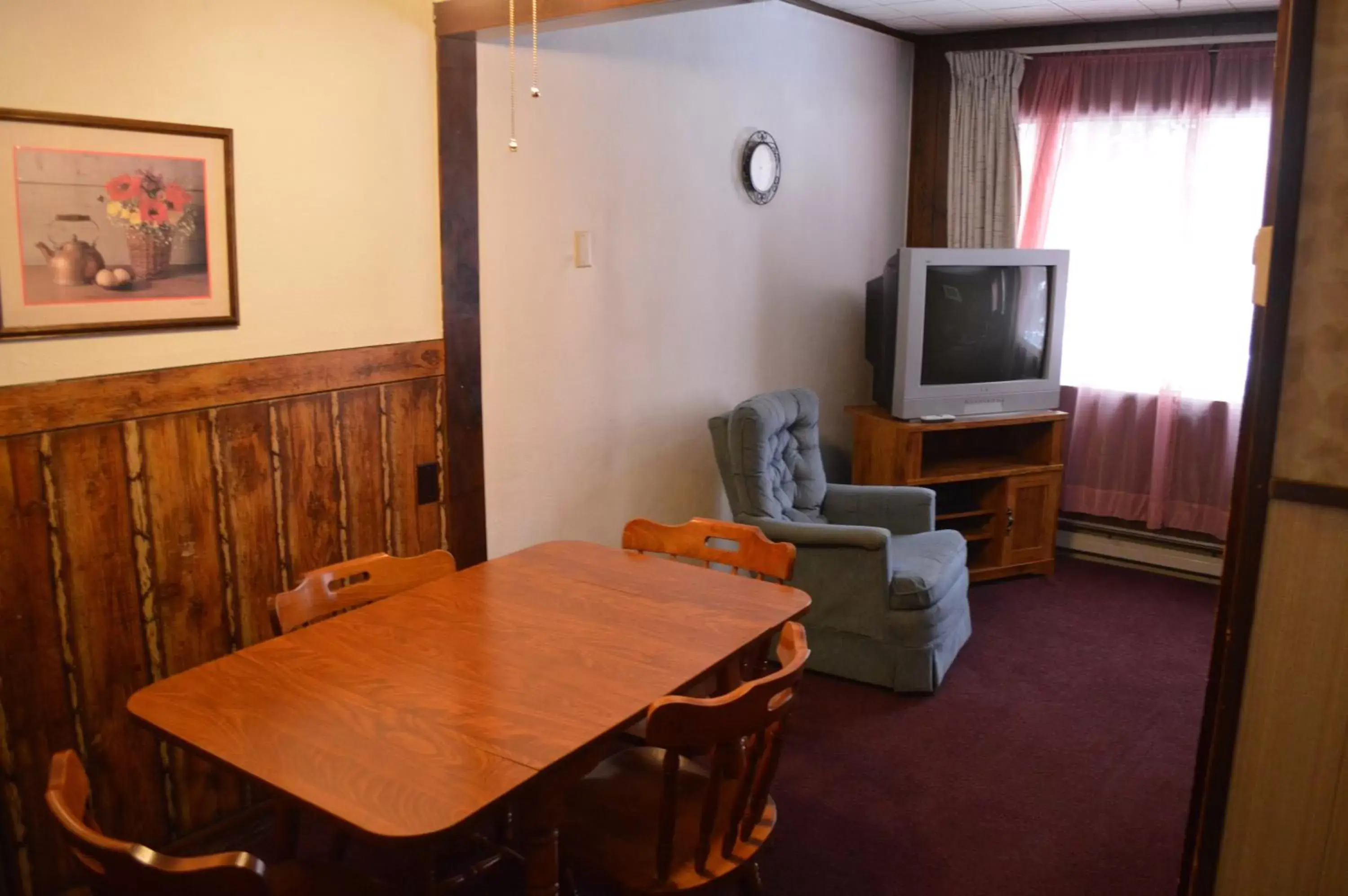 Dining area, TV/Entertainment Center in Maple Leaf Inn Lake Placid