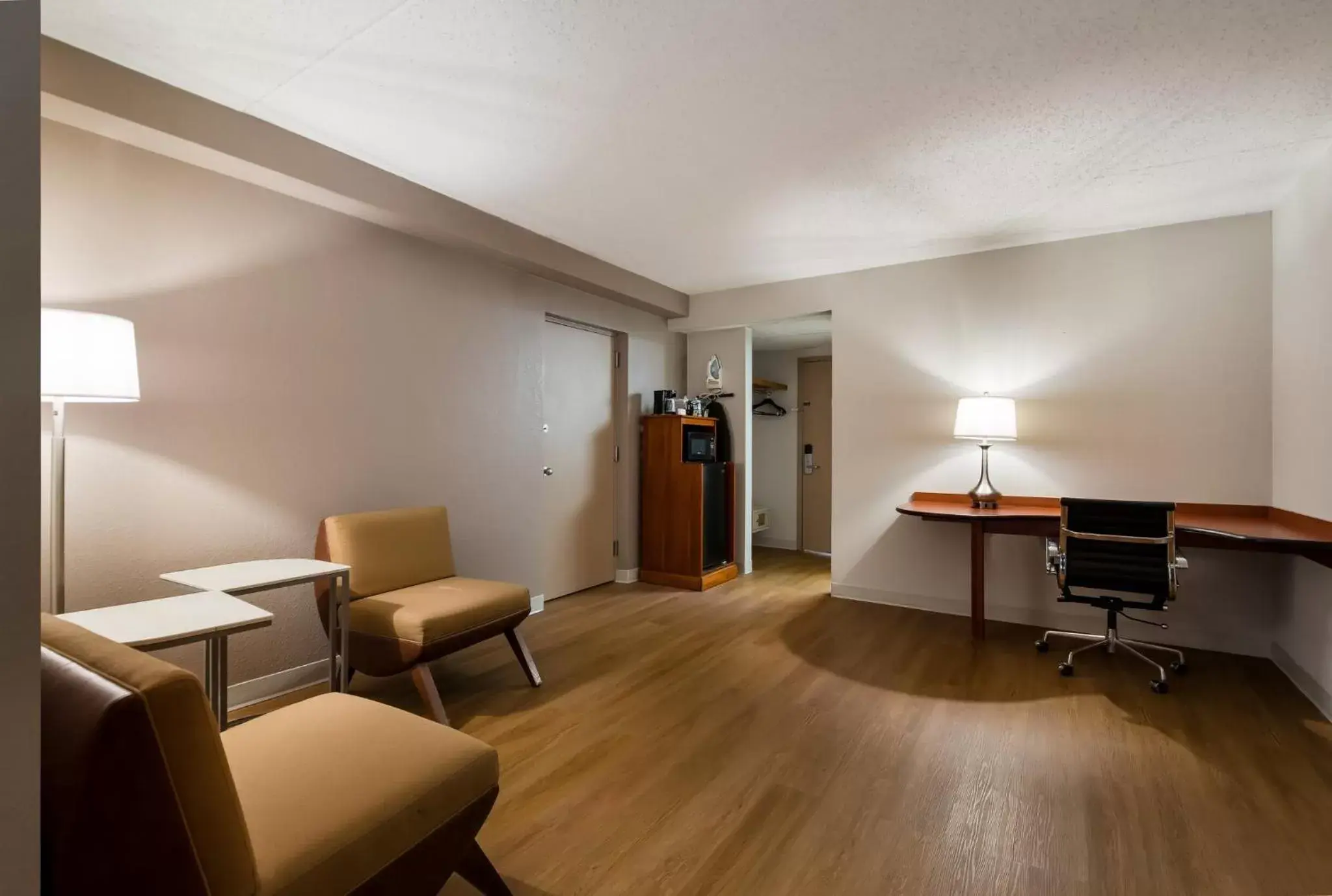 Photo of the whole room, Seating Area in Red Roof Inn and Suites Newark - University