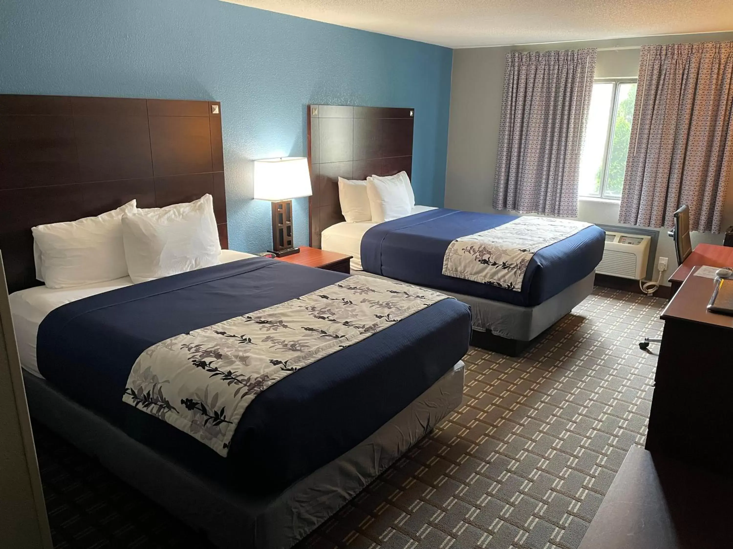 Bed in American Inn Cedar Rapids South