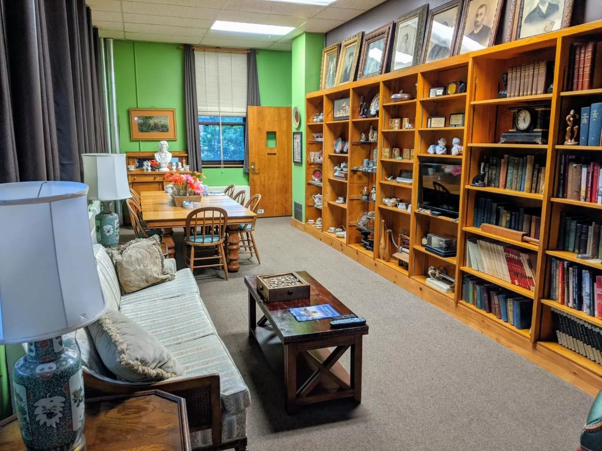 Communal lounge/ TV room, Library in Sherman Inn