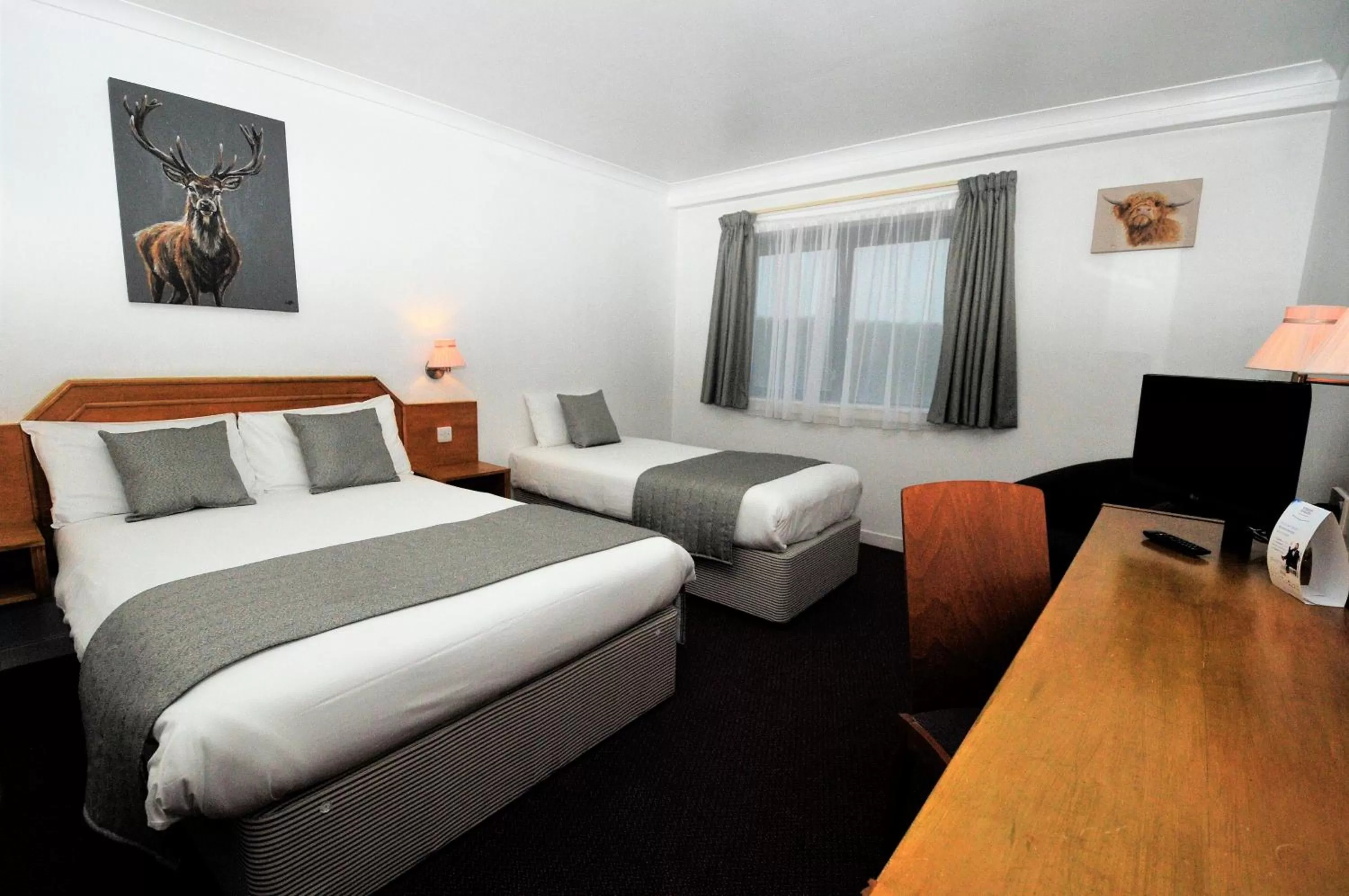 Bedroom, Bed in Days Inn Hamilton