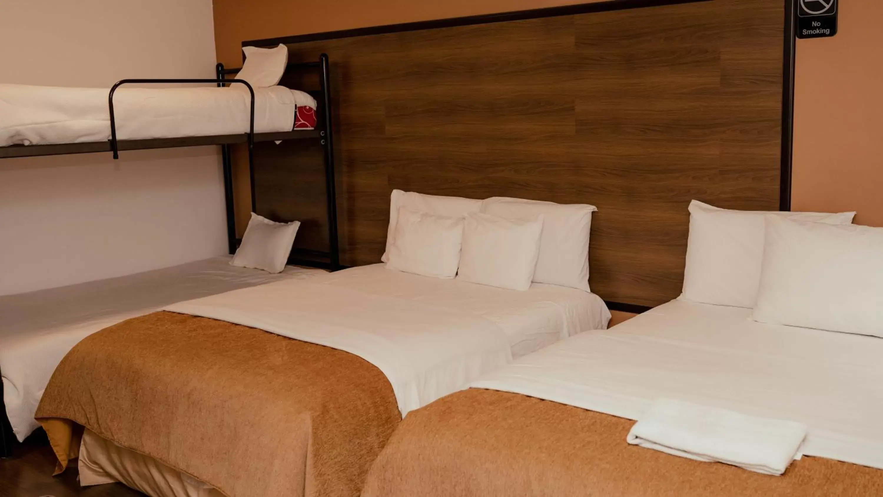 Standard Quadruple Room in Hotel La Farola Standard Quadruple Room in Hotel La Farola