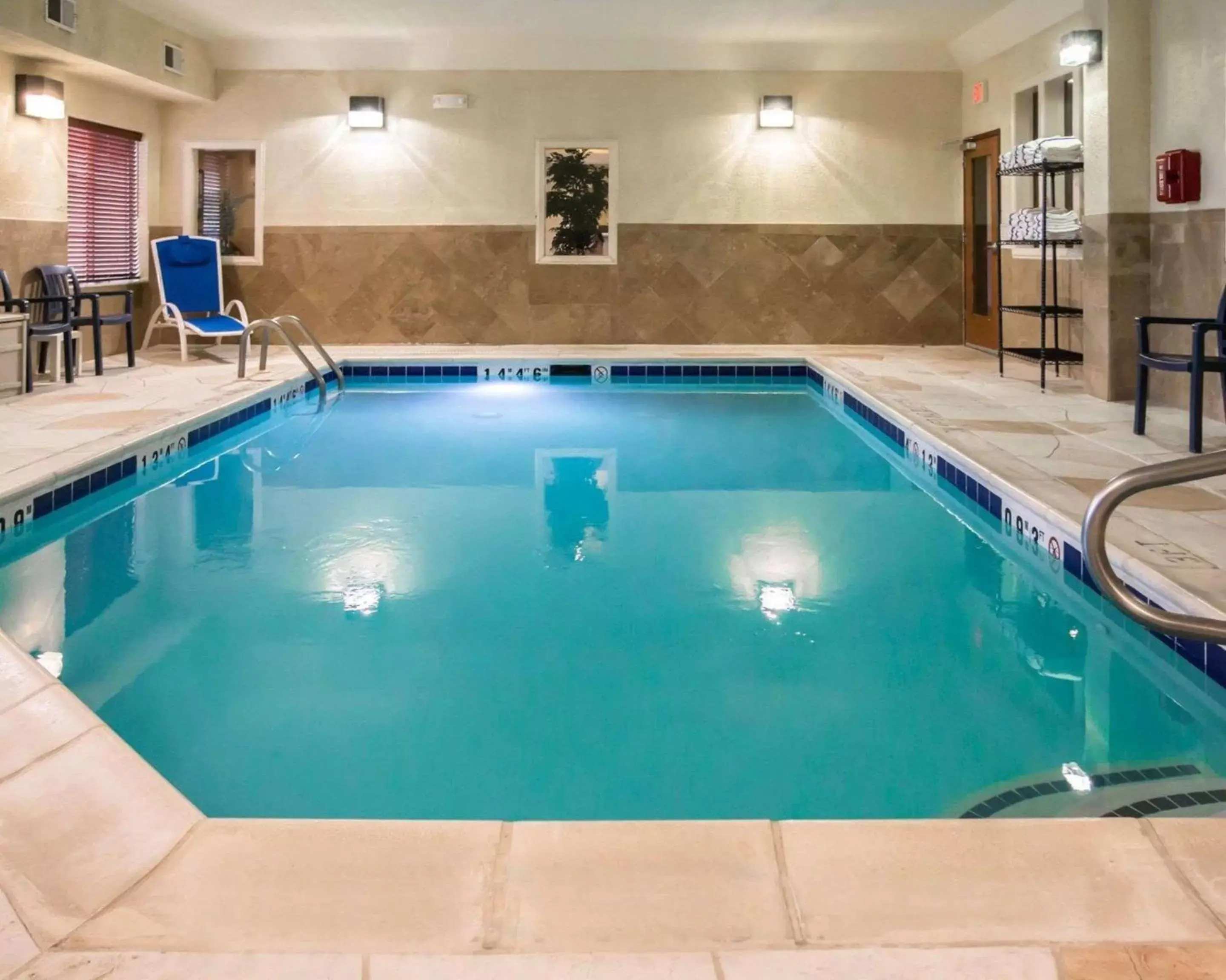 Swimming Pool in Comfort Inn Crystal Lake - Algonquin