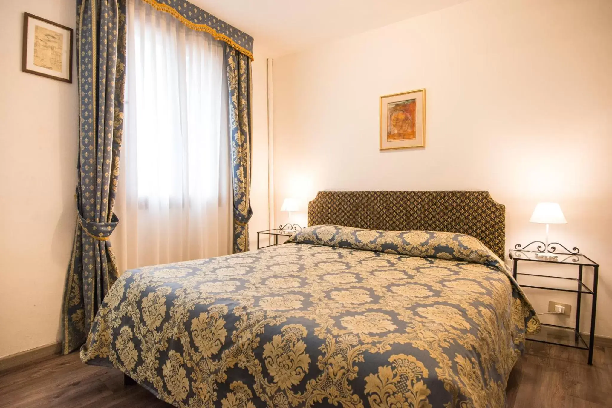 Bed in Albergo Casa Peron