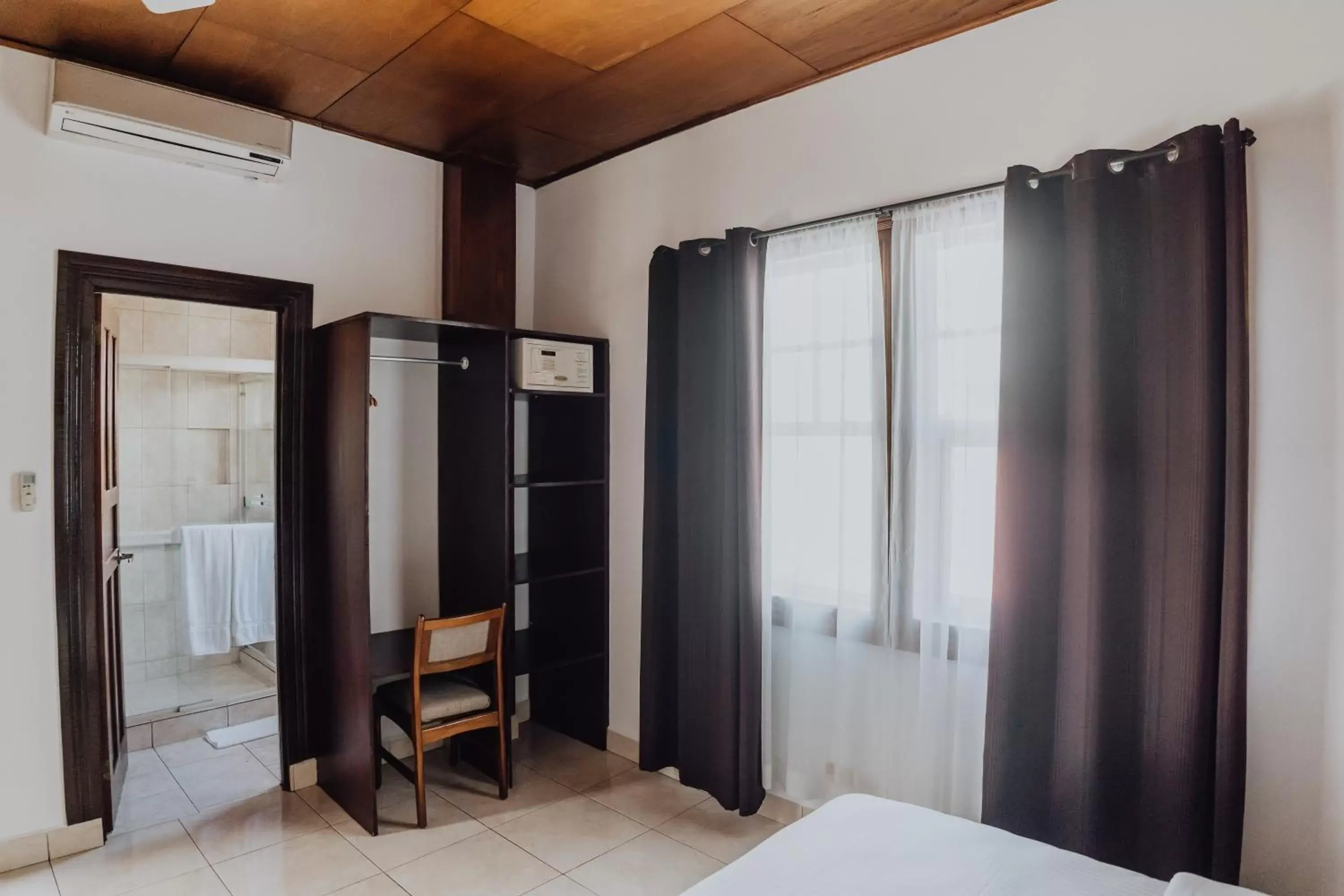 Bedroom, TV/Entertainment Center in Hotel Dunn Inn