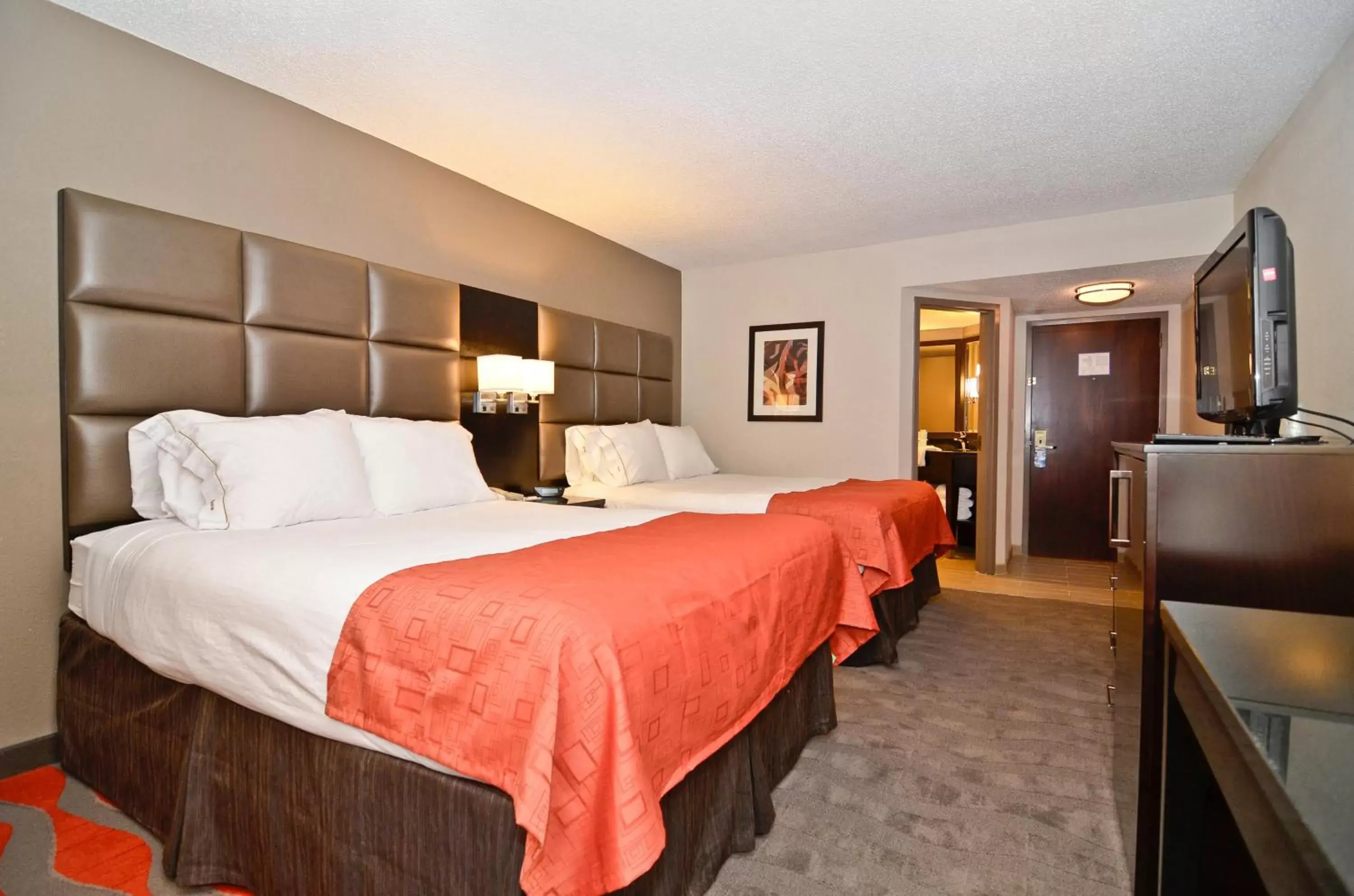 Photo of the whole room, Bed in Holiday Inn Express Burlington, an IHG Hotel