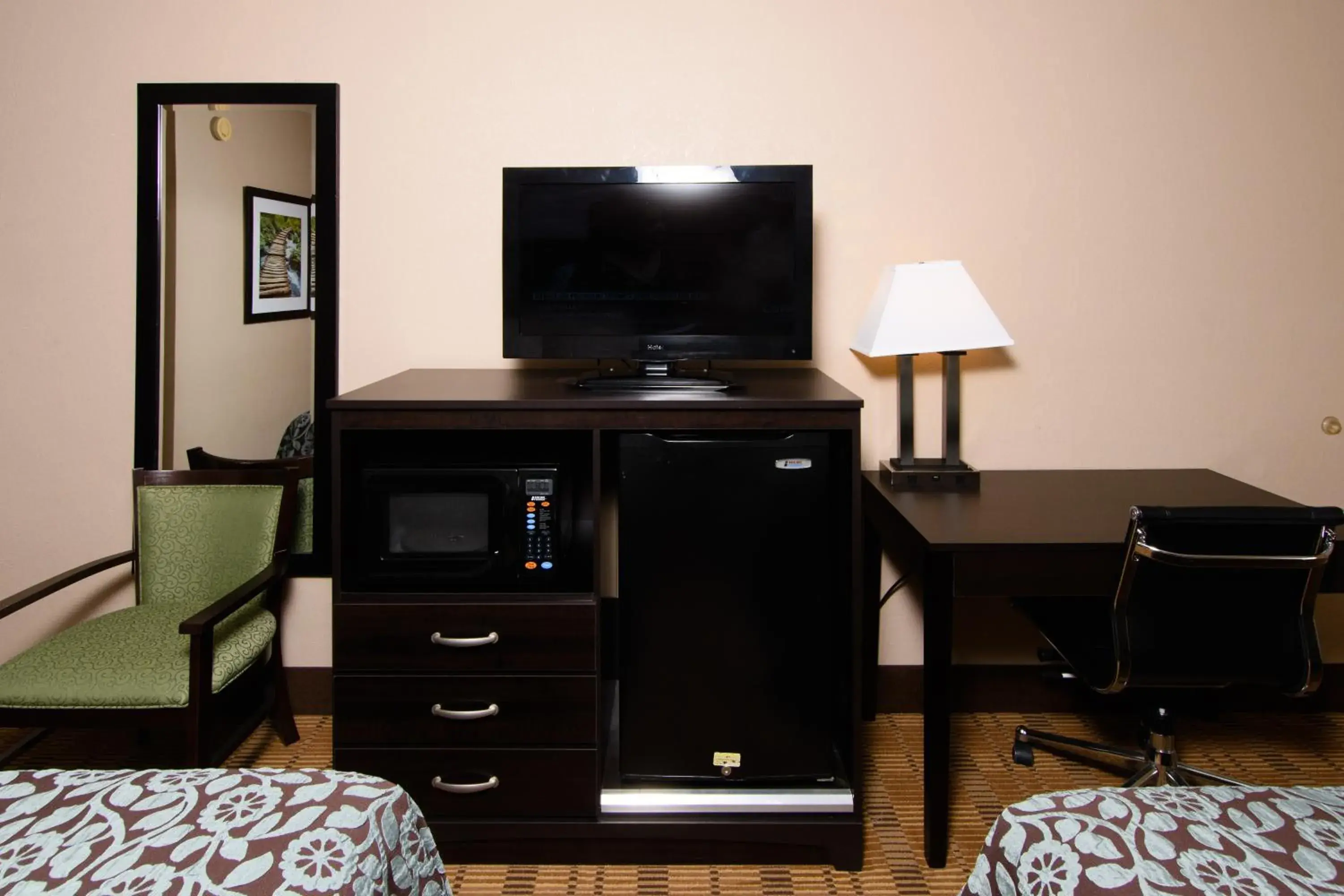 TV/Entertainment Center in Days Inn by Wyndham Pittsburgh-Harmarville