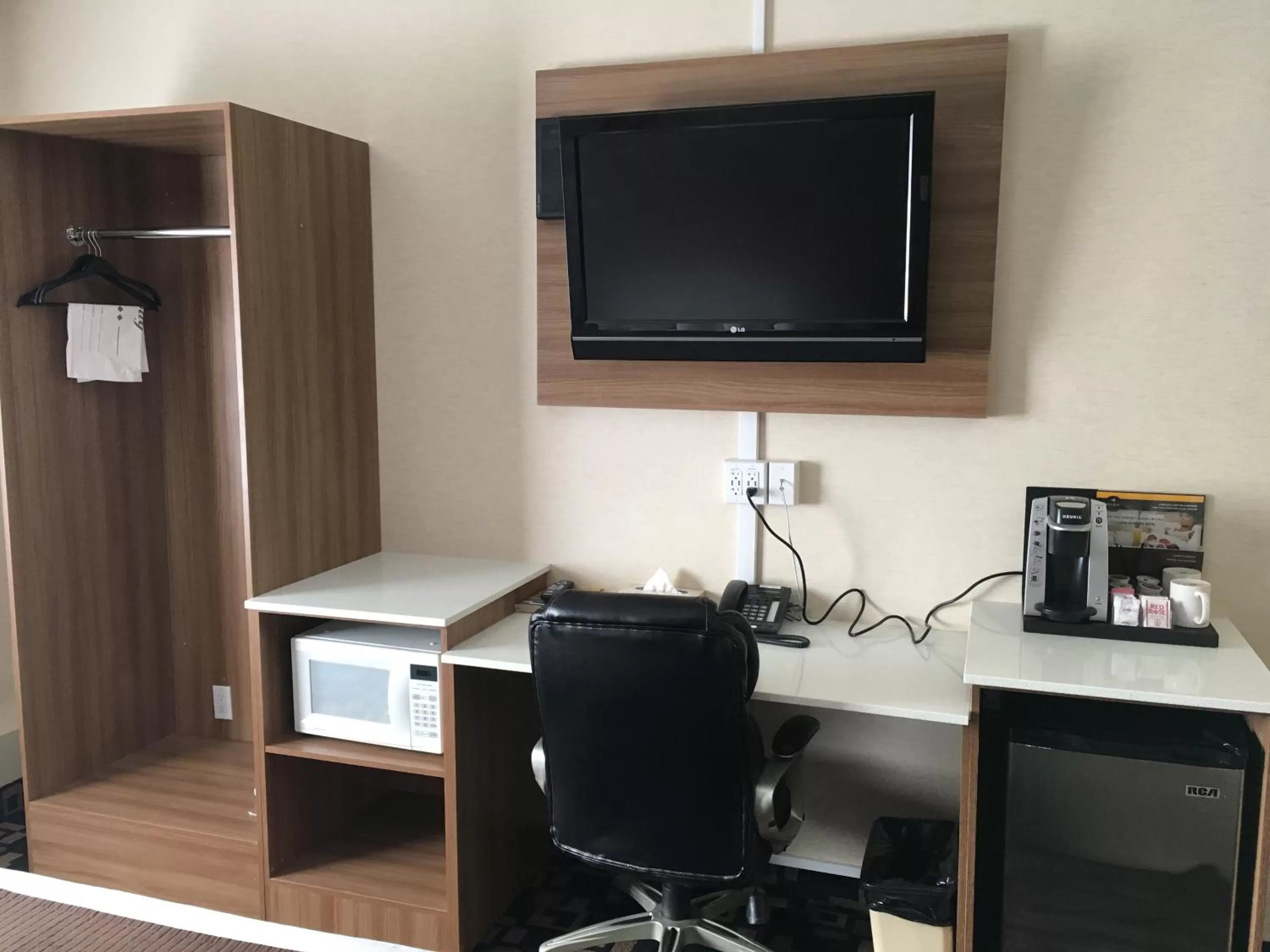 TV and multimedia in Baymont by Wyndham Medicine Hat